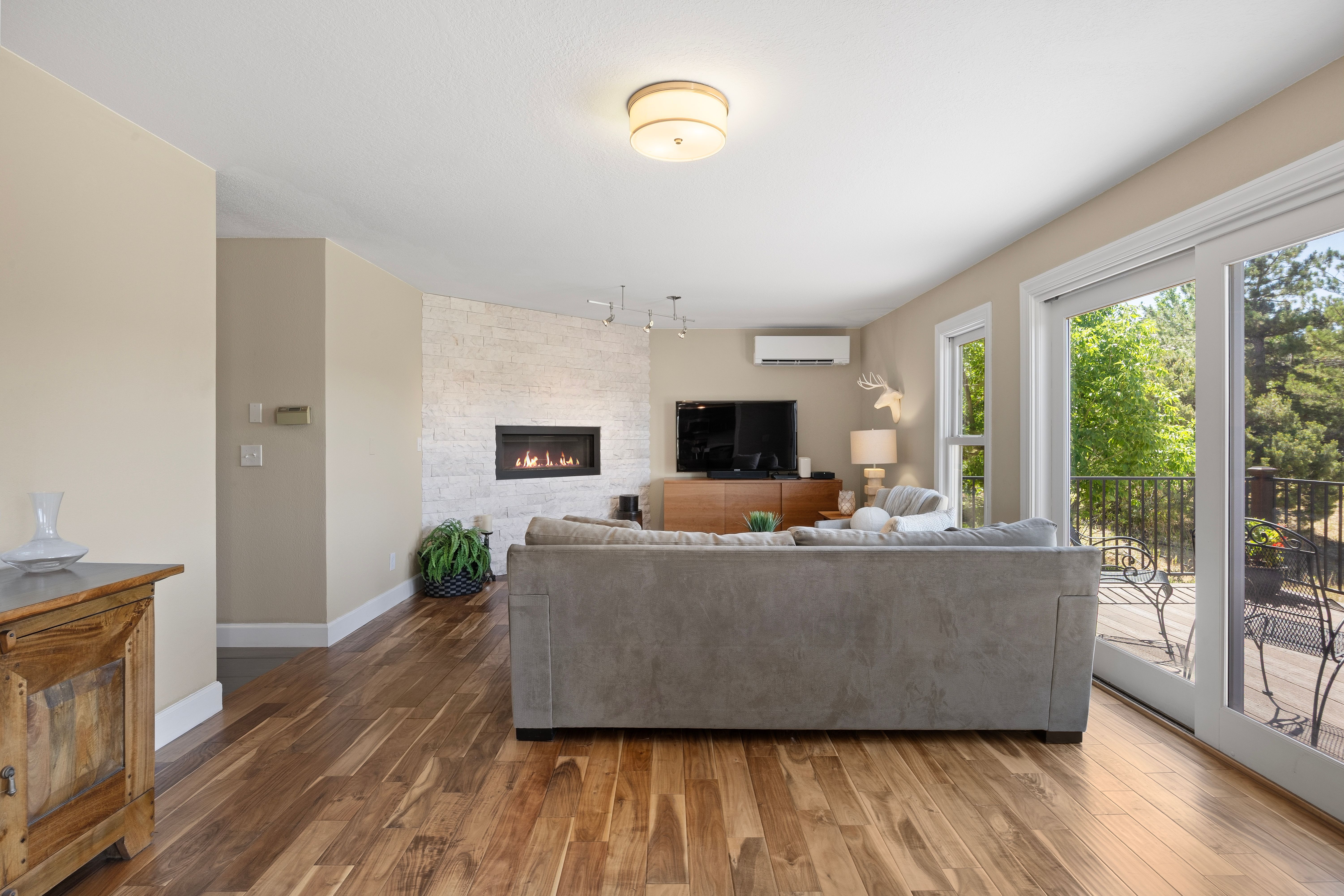  Extensively Renovated 4 Bedroom  4 Bathroom In Highly Desirable Charter Oaks - 物件實景