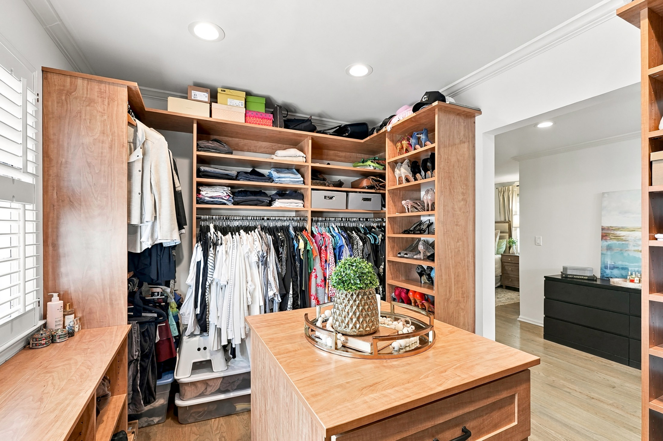  Classic Colonial Charm Meets Beautifully Updated Interiors - 物件實景