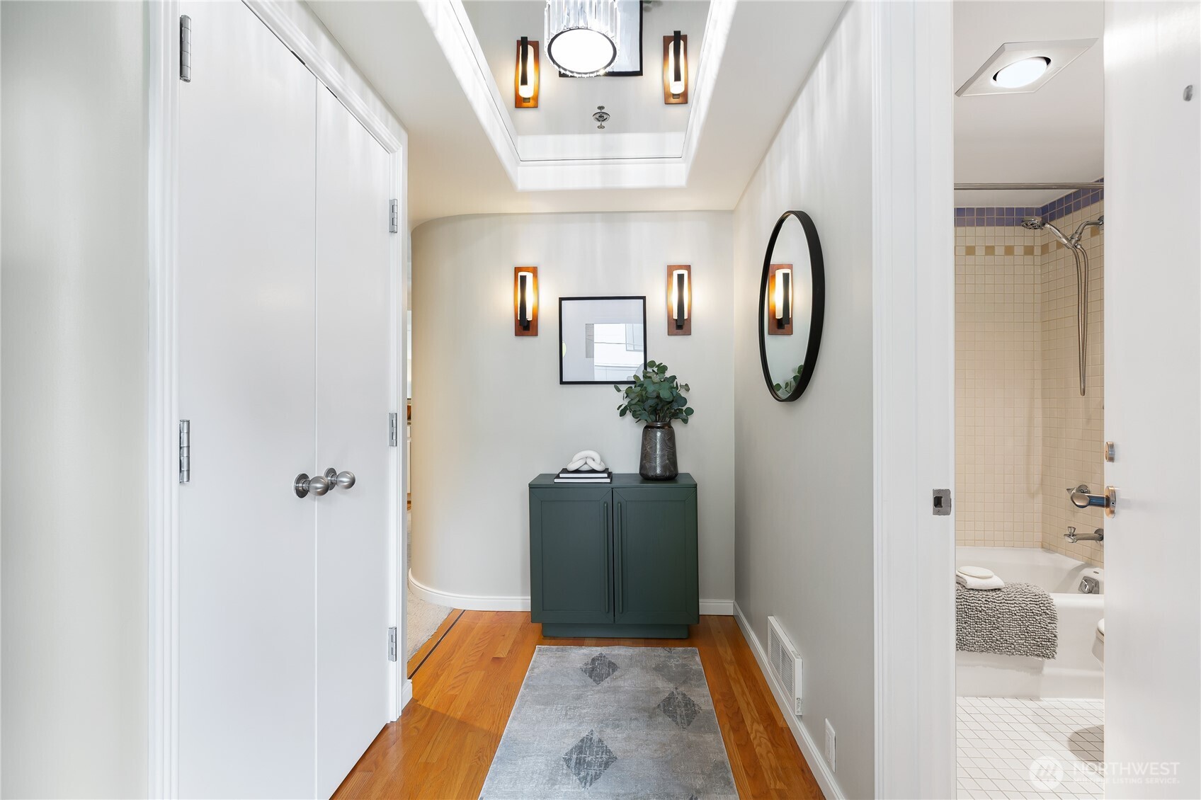 Seattle, Washington, 98109, United States, 2 Bedrooms Bedrooms, ,2 BathroomsBathrooms,Residential,For Sale,1901490