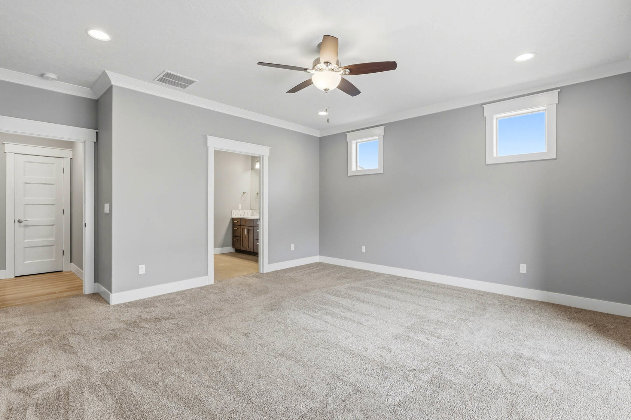  4 car garage in cul-de-sac Upgrades, single level - 物件實景