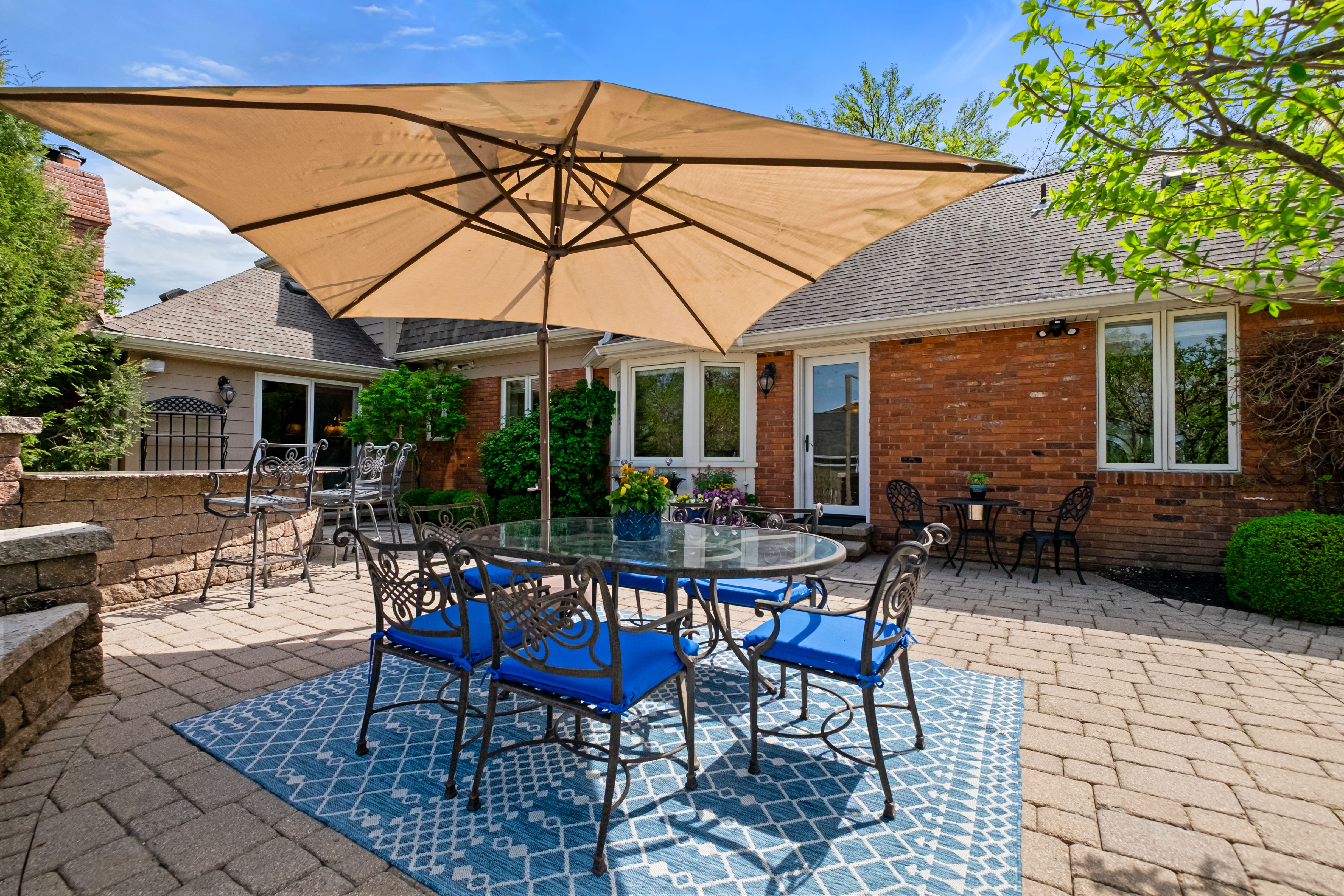  Welcome to this highly sought after home in Carberry Place l - 物件實景