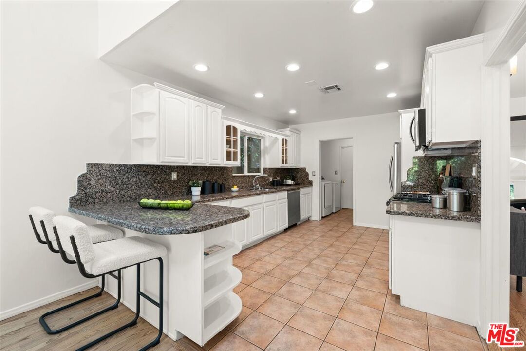 Los Angeles, California, 90049, United States, 3 Bedrooms Bedrooms, ,3 BathroomsBathrooms,Residential,For Sale,1908650