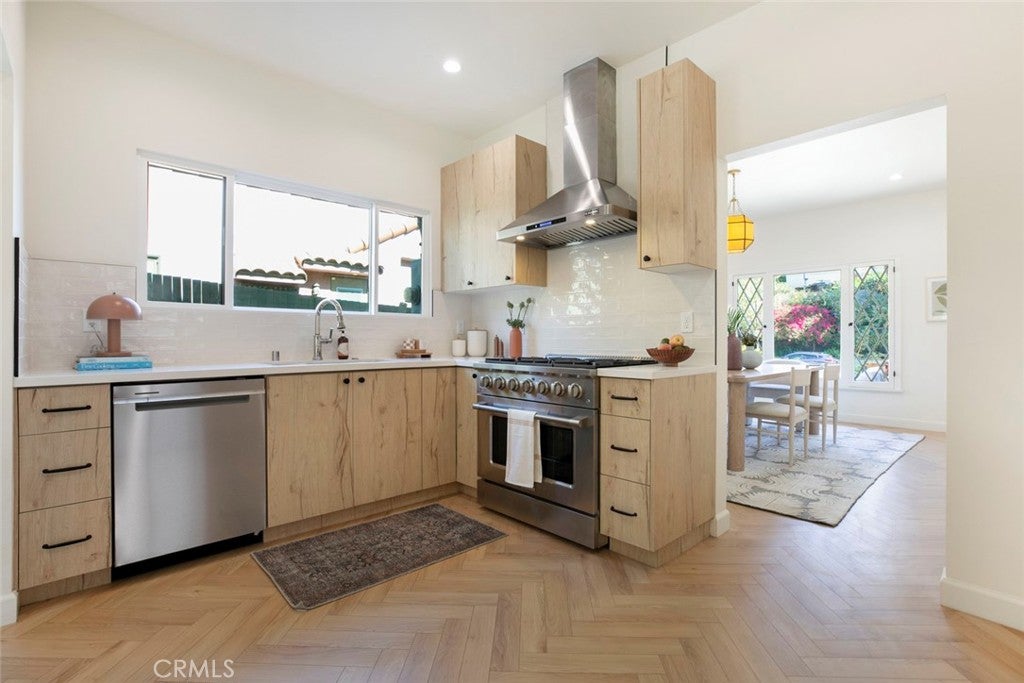 Los Angeles, California, 90027, United States, 4 Bedrooms Bedrooms, ,3 BathroomsBathrooms,Residential,For Sale,1942315