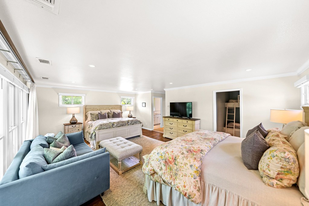 Fredericksburg, Texas, 78624, United States, 6 Bedrooms Bedrooms, ,6 BathroomsBathrooms,Residential,For Sale,2048440