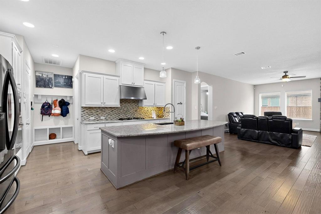 Mansfield, Texas, 76063, United States, 4 Bedrooms Bedrooms, ,3 BathroomsBathrooms,Residential,For Sale,1984510