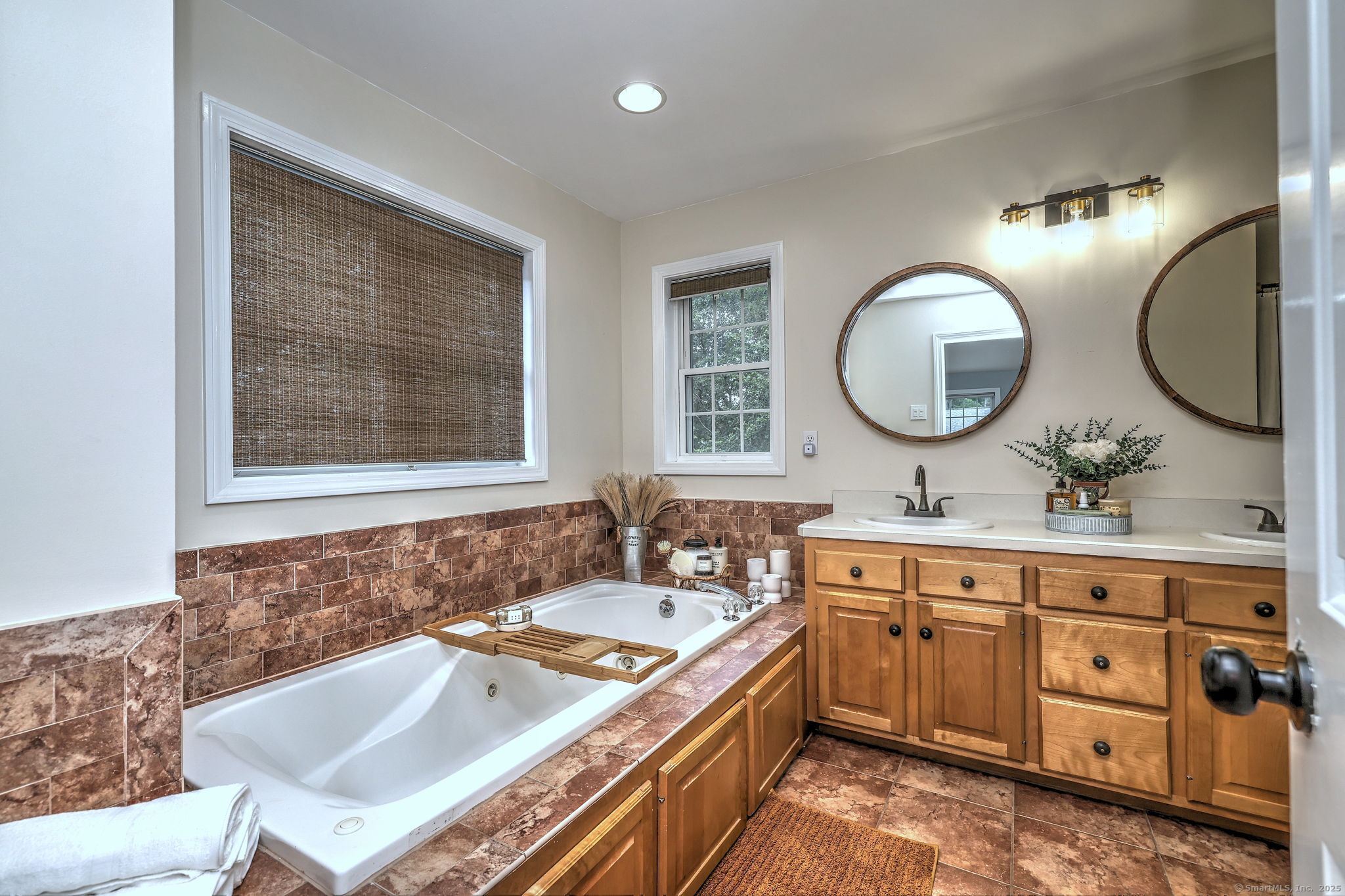 Shelton, Connecticut, 06484, United States, 4 Bedrooms Bedrooms, ,4 BathroomsBathrooms,Residential,For Sale,2001799