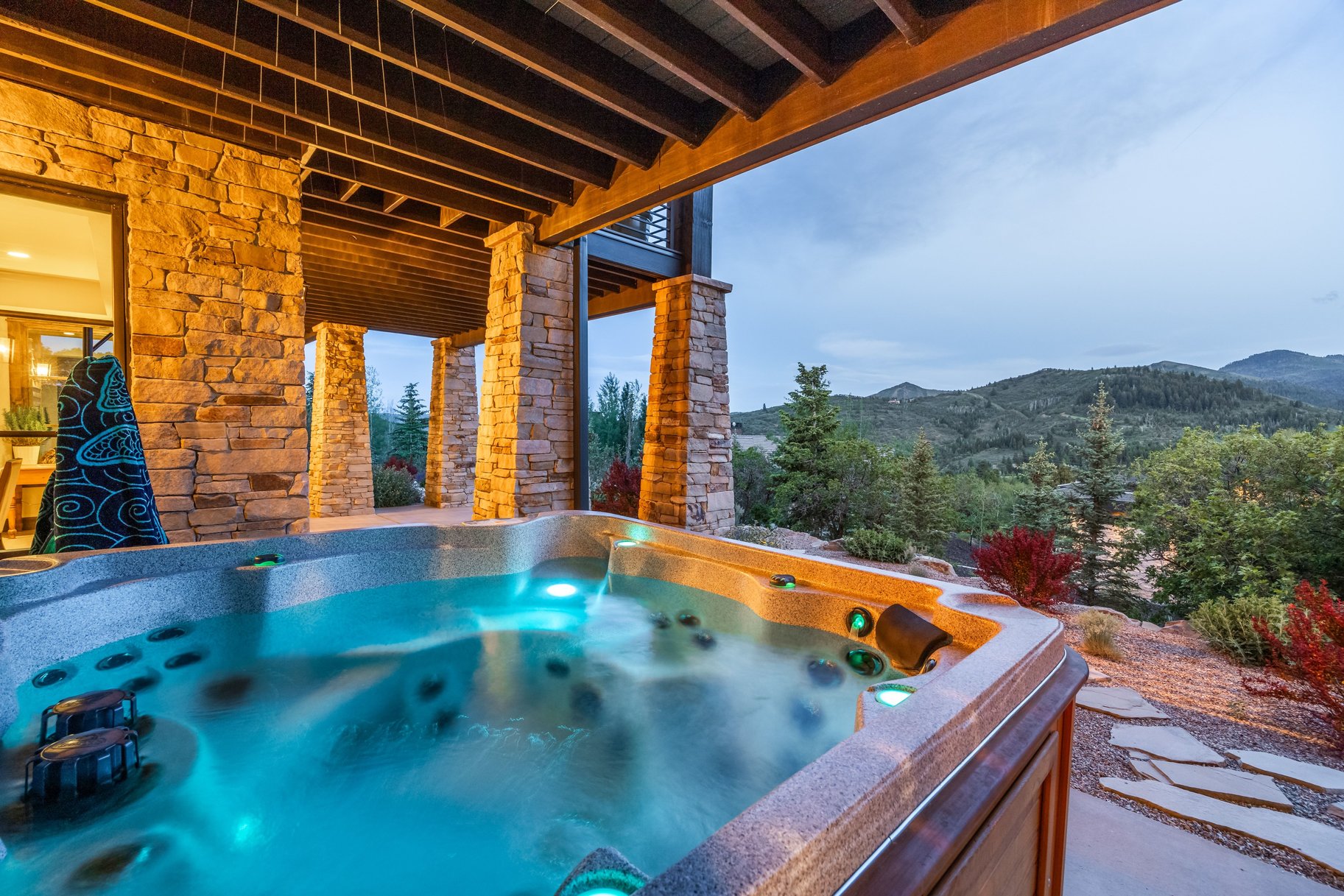  Luxury Custom Home in the Coveted Woods of Parleys Lane - 物件實景