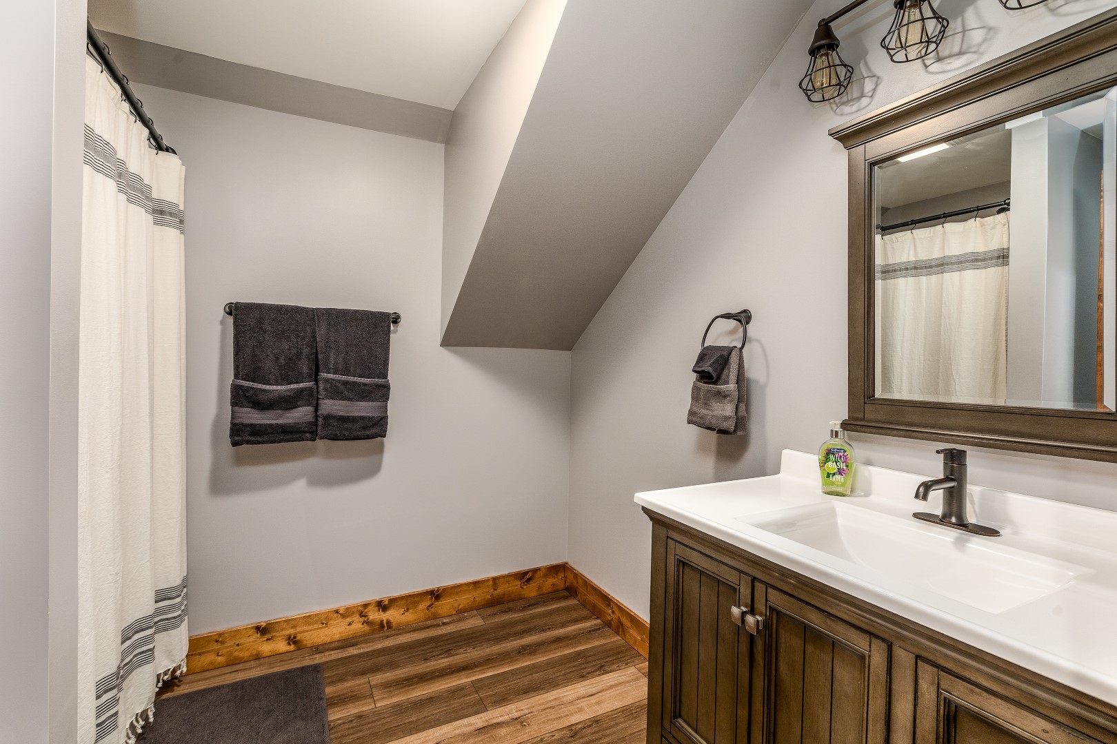 Carbondale, Illinois, 62902, United States, 3 Bedrooms Bedrooms, ,8 BathroomsBathrooms,Residential,For Sale,1986074