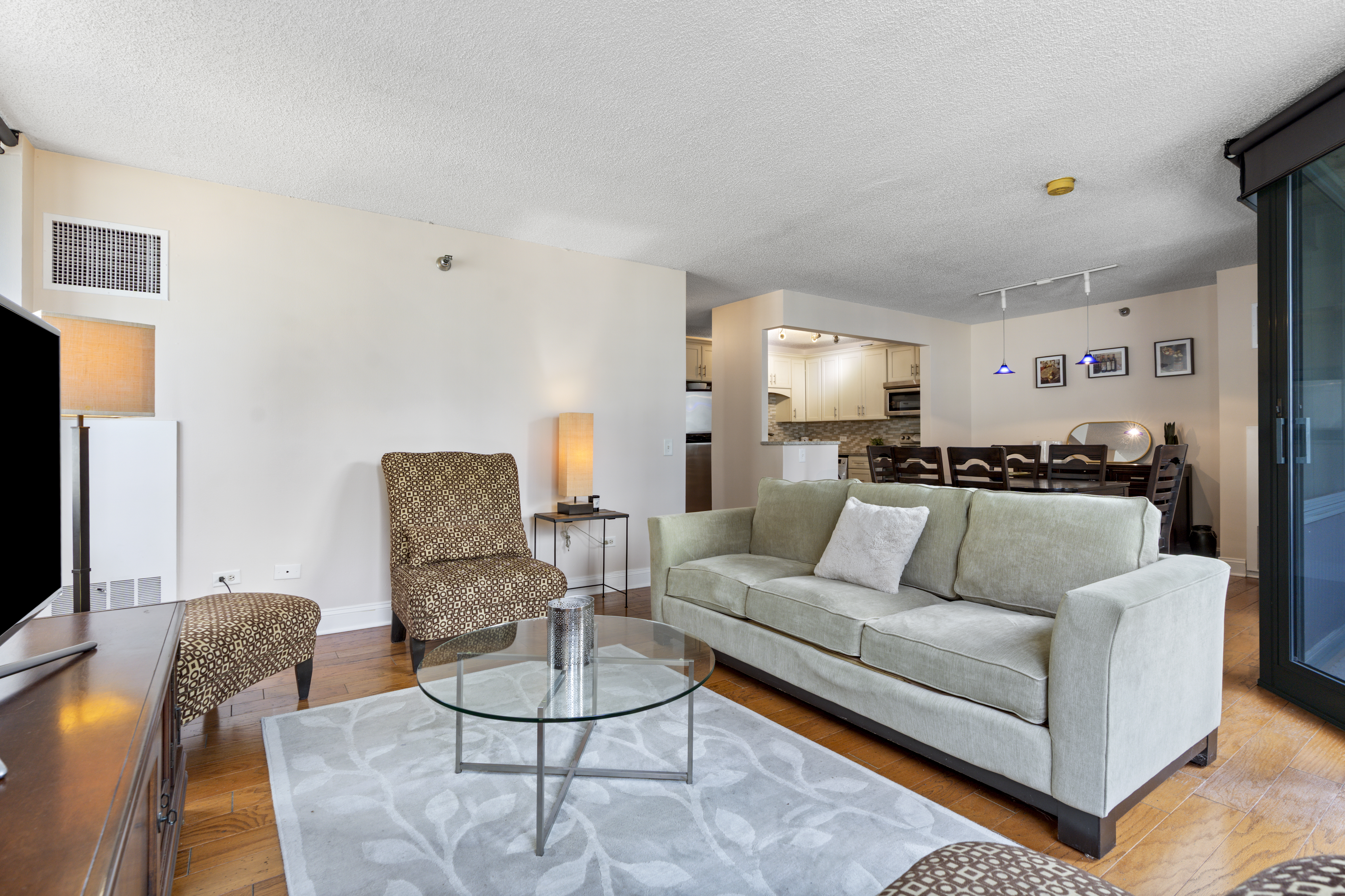  Preferred Corner Unit with Views of the landscaped sundeck and the City - 物件實景