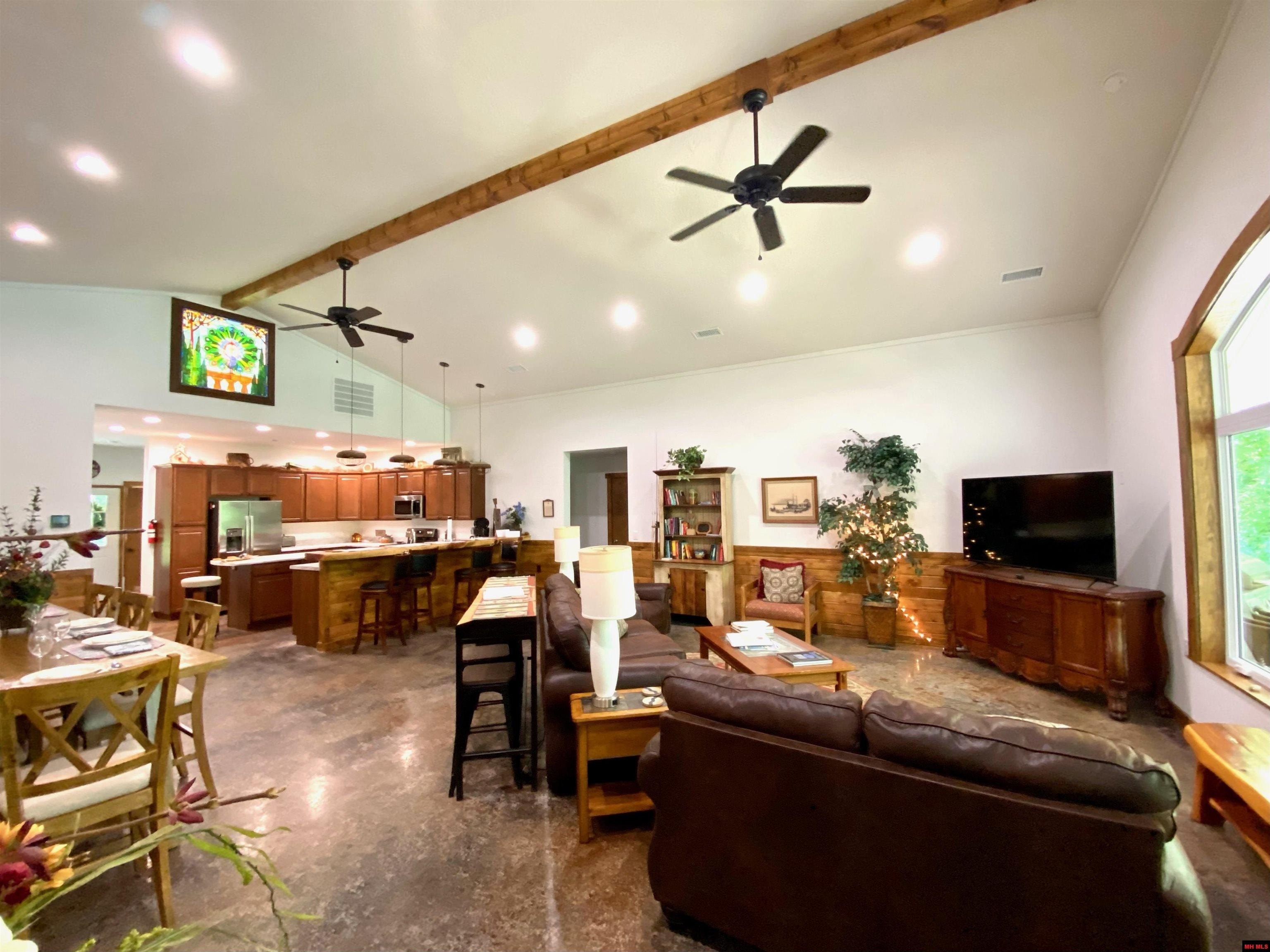 Norfork, Arkansas, 72658, United States, 4 Bedrooms Bedrooms, ,4 BathroomsBathrooms,Residential,For Sale,1976575