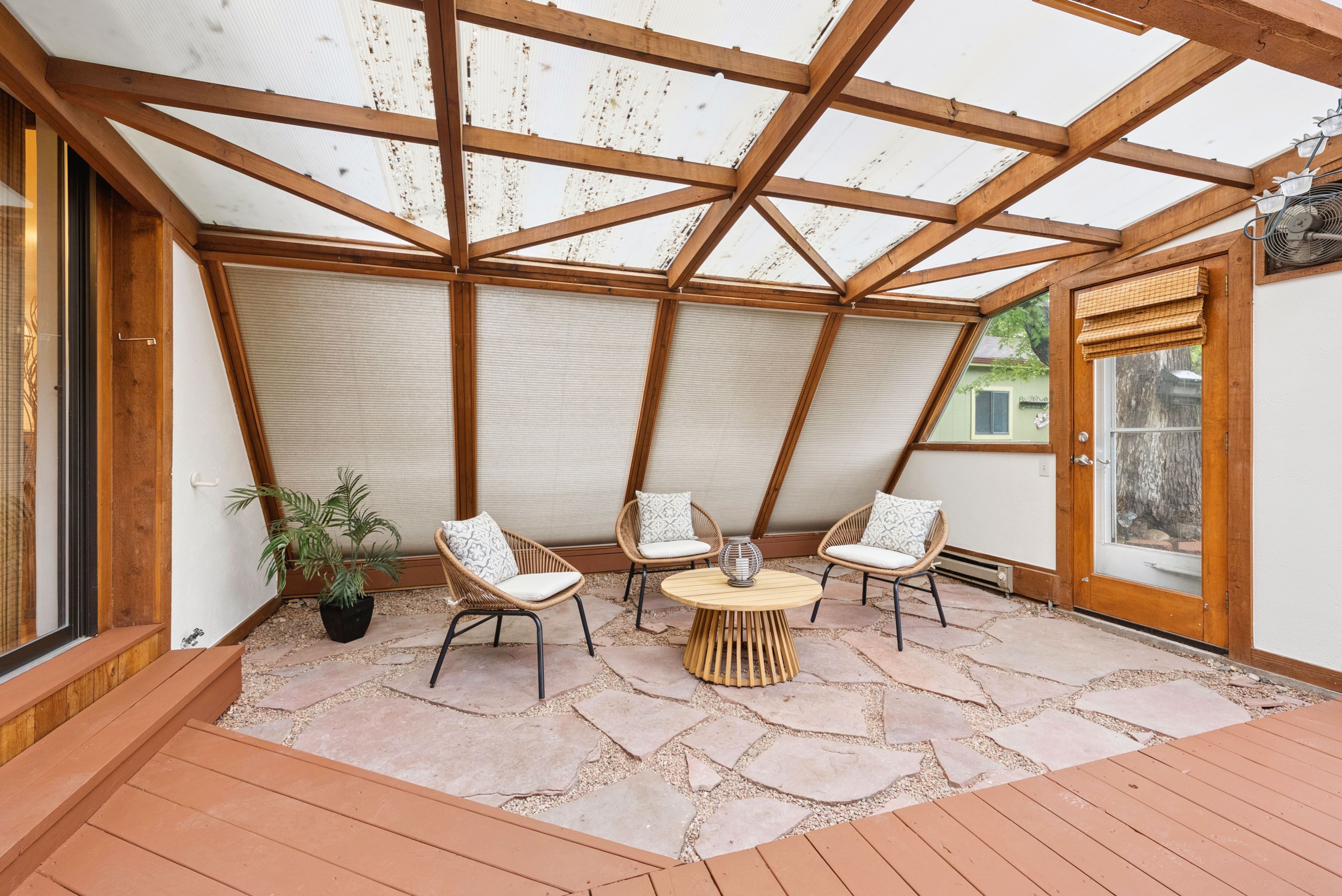  Welcome to 545 Estes Street, a bright, charming ranch-style home in an establish - 物件實景