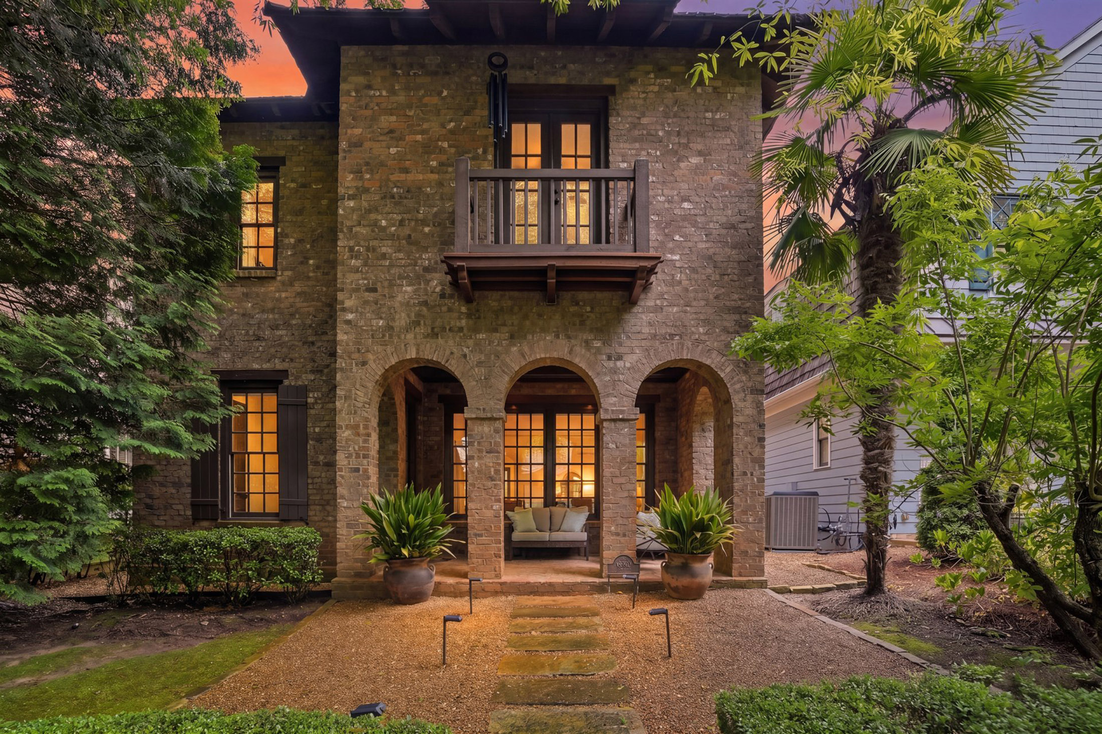  Stylish, Inviting, and Ready For Its Next Chapter - 物件實景