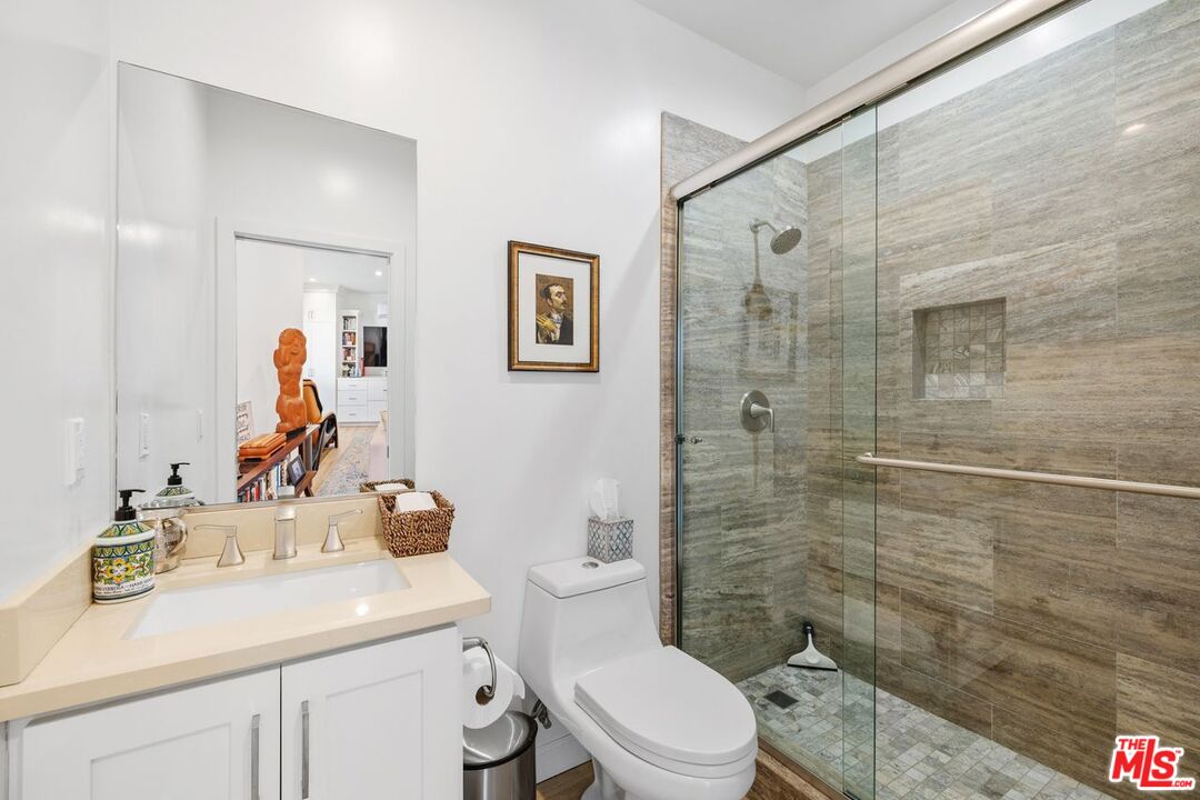 Los Angeles, California, 90034, United States, 4 Bedrooms Bedrooms, ,Residential,For Sale,1991116