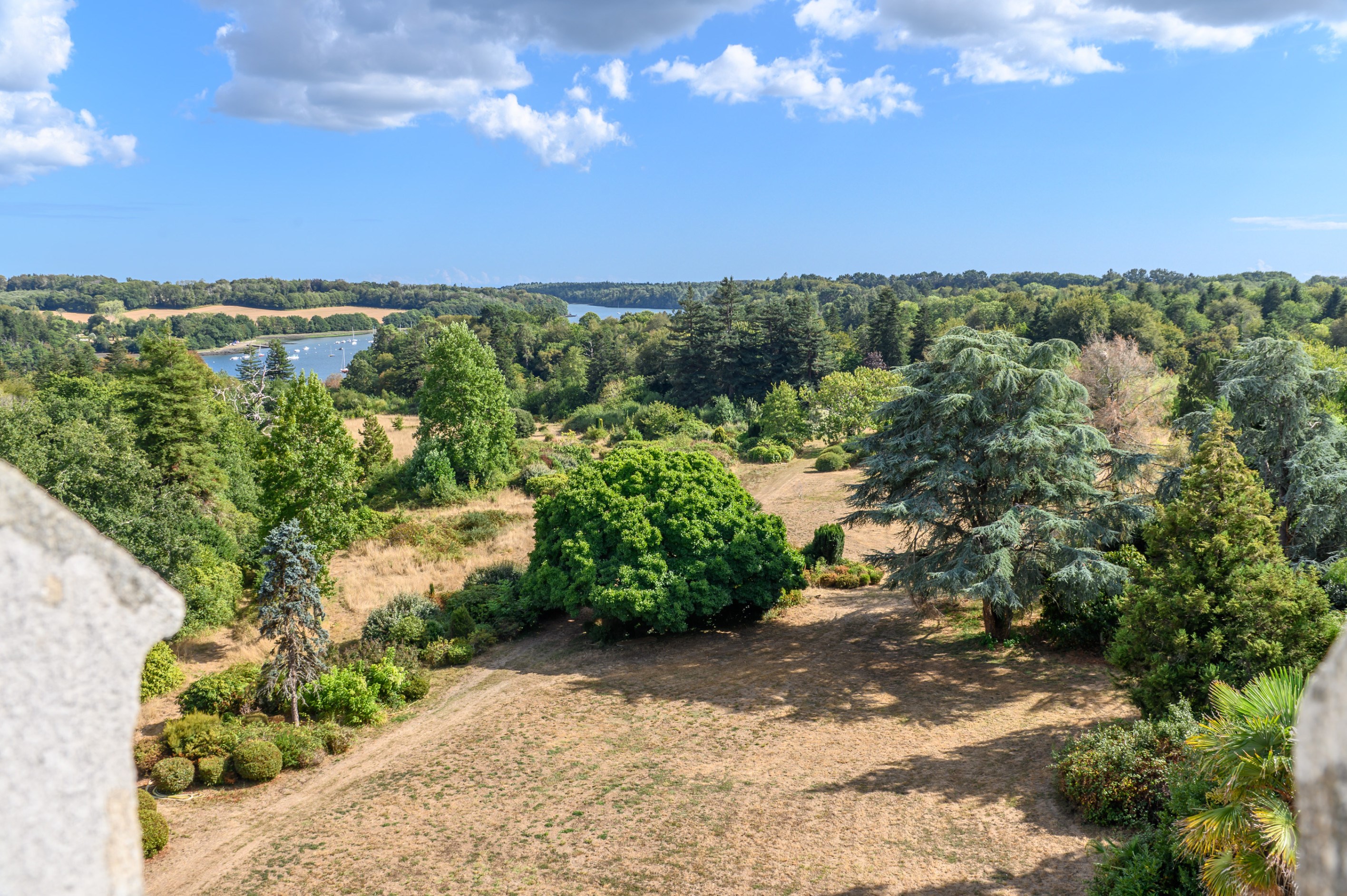  Near Quimper ; Magnificent castle to renovated in river bank; - 物件實景