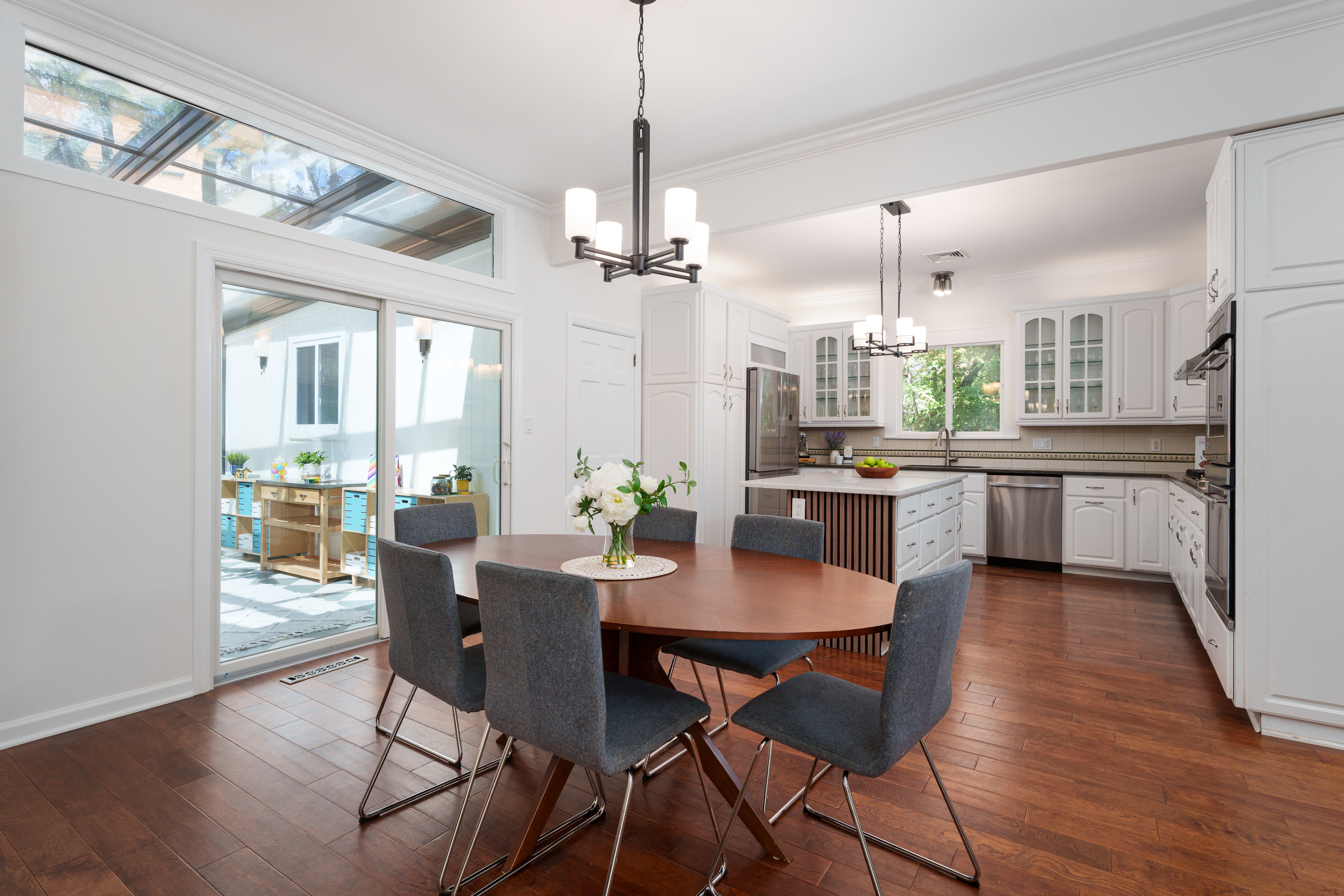  Coveted Western Section Mid-Century Modern Home with an Adaptable Floor Plan - 物件實景