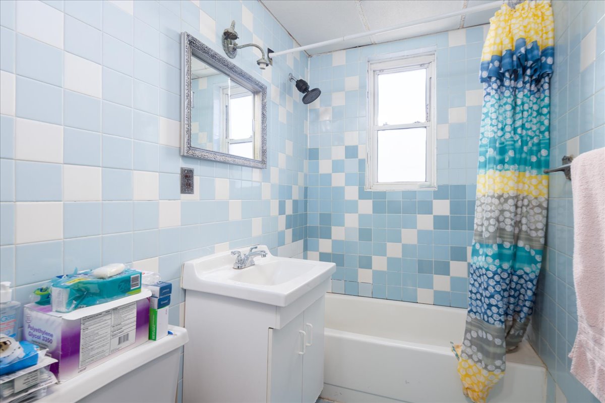 Maspeth, New York, 11378, United States, 4 Bedrooms Bedrooms, ,2 BathroomsBathrooms,Residential,For Sale,1791620
