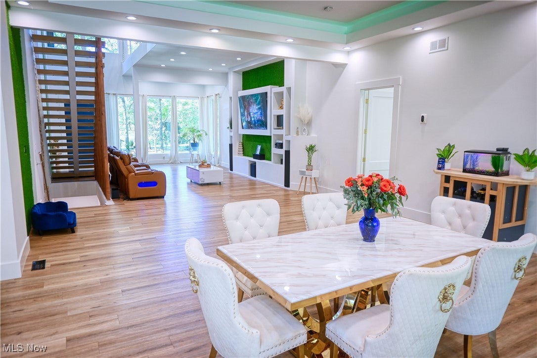 Medina, Ohio, 44256, United States, 5 Bedrooms Bedrooms, ,5 BathroomsBathrooms,Residential,For Sale,1976379