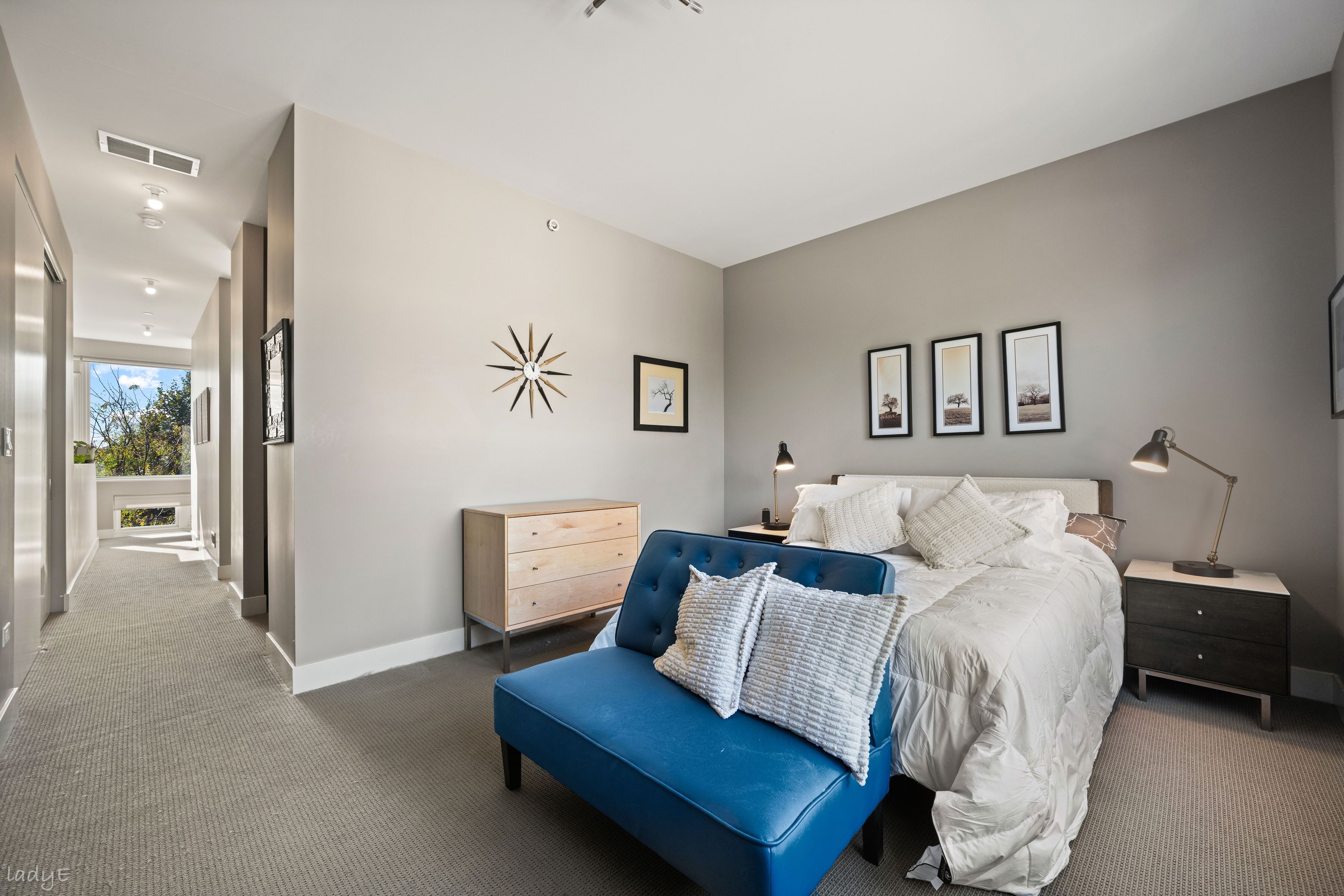  Distinctive Three-bedroom, 2.5-bath Townhome - 物件實景