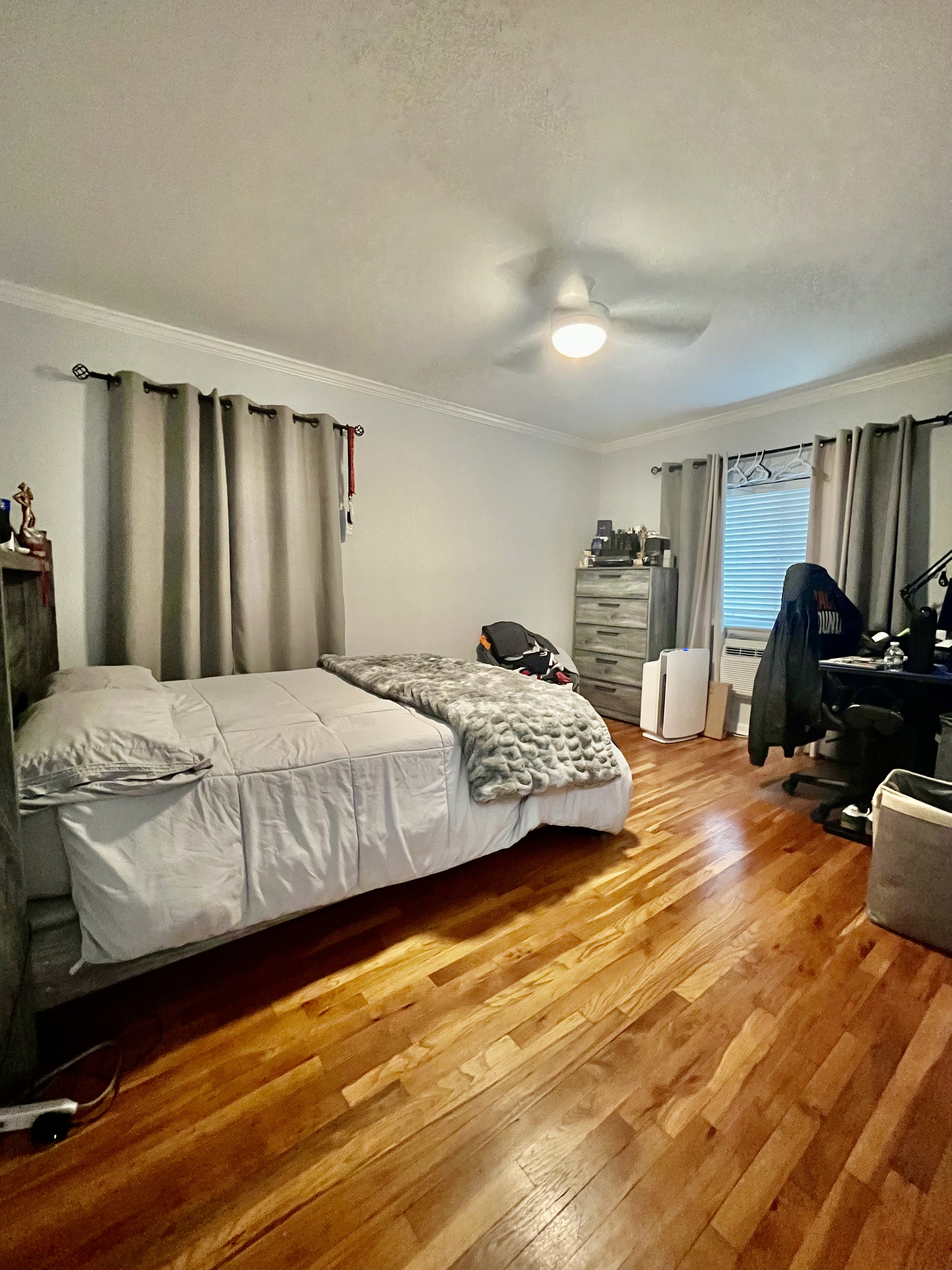 Bronx, New York, 10469, United States, 4 Bedrooms Bedrooms, ,2 BathroomsBathrooms,Residential,For Sale,1927871