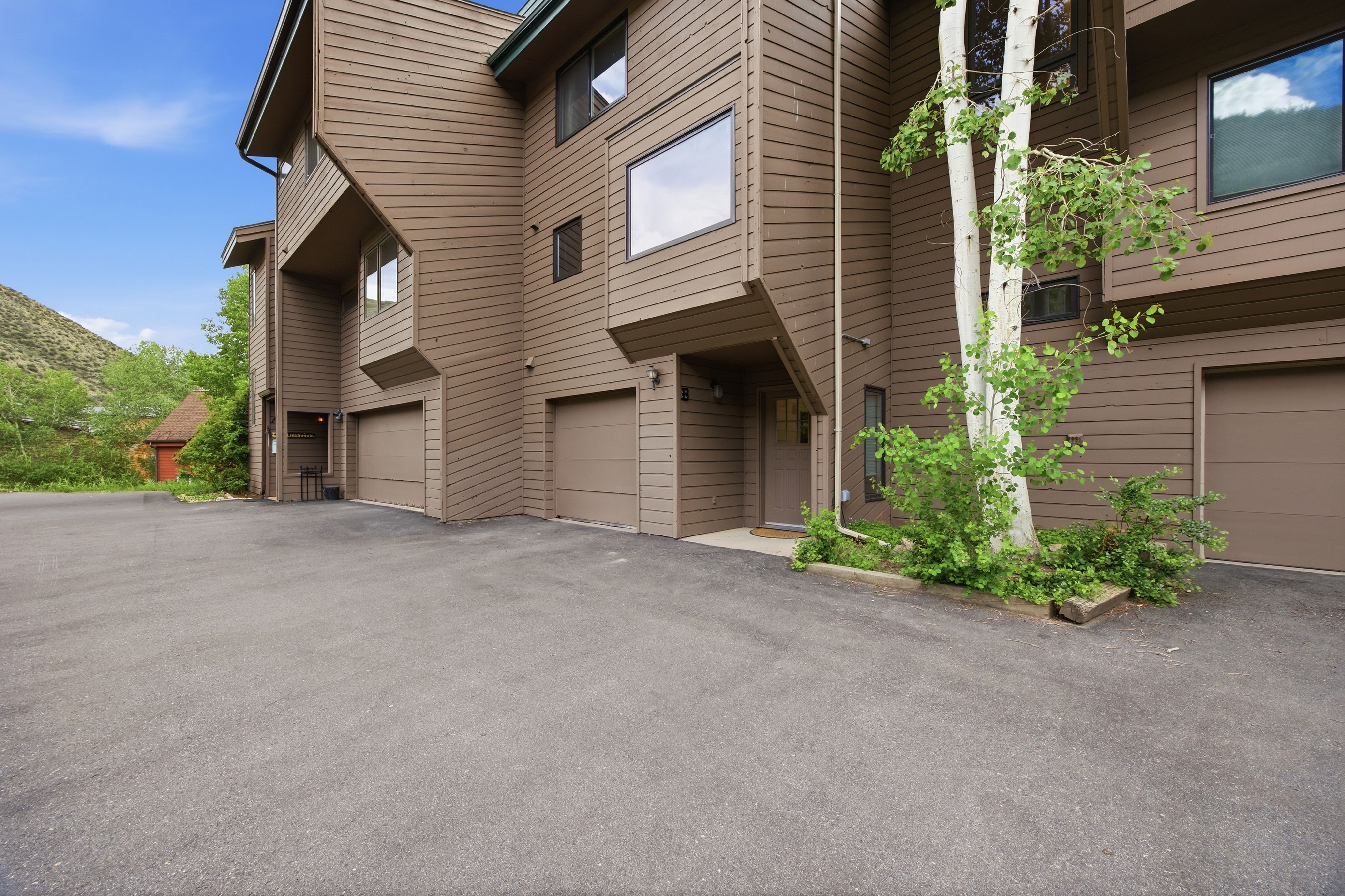  Mountain Comfort Tucked into a Serene Hillside Setting in the Heart of Avon - 物件實景