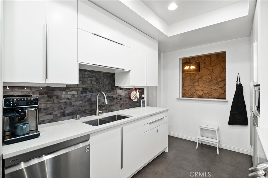 Beverly Hills, California, 90212, United States, 2 Bedrooms Bedrooms, ,2 BathroomsBathrooms,Residential,For Sale,1912615