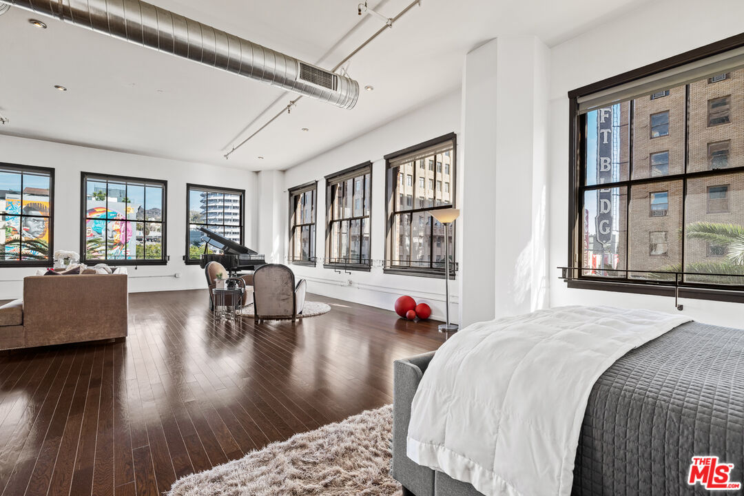 Los Angeles, California, 90028, United States, 2 Bedrooms Bedrooms, ,2 BathroomsBathrooms,Residential,For Sale,1827936