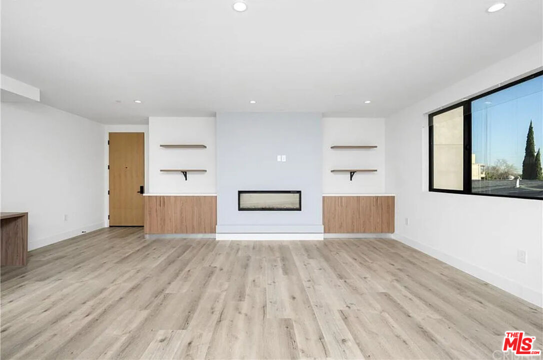 Valley Village, California, 91607, United States, 25 Bedrooms Bedrooms, ,Residential,For Sale,1932634