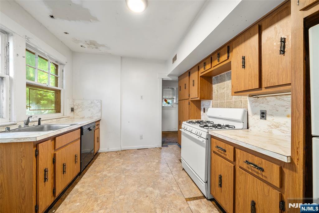 Englewood, New Jersey, 07631, United States, 3 Bedrooms Bedrooms, ,2 BathroomsBathrooms,Residential,For Sale,1925520