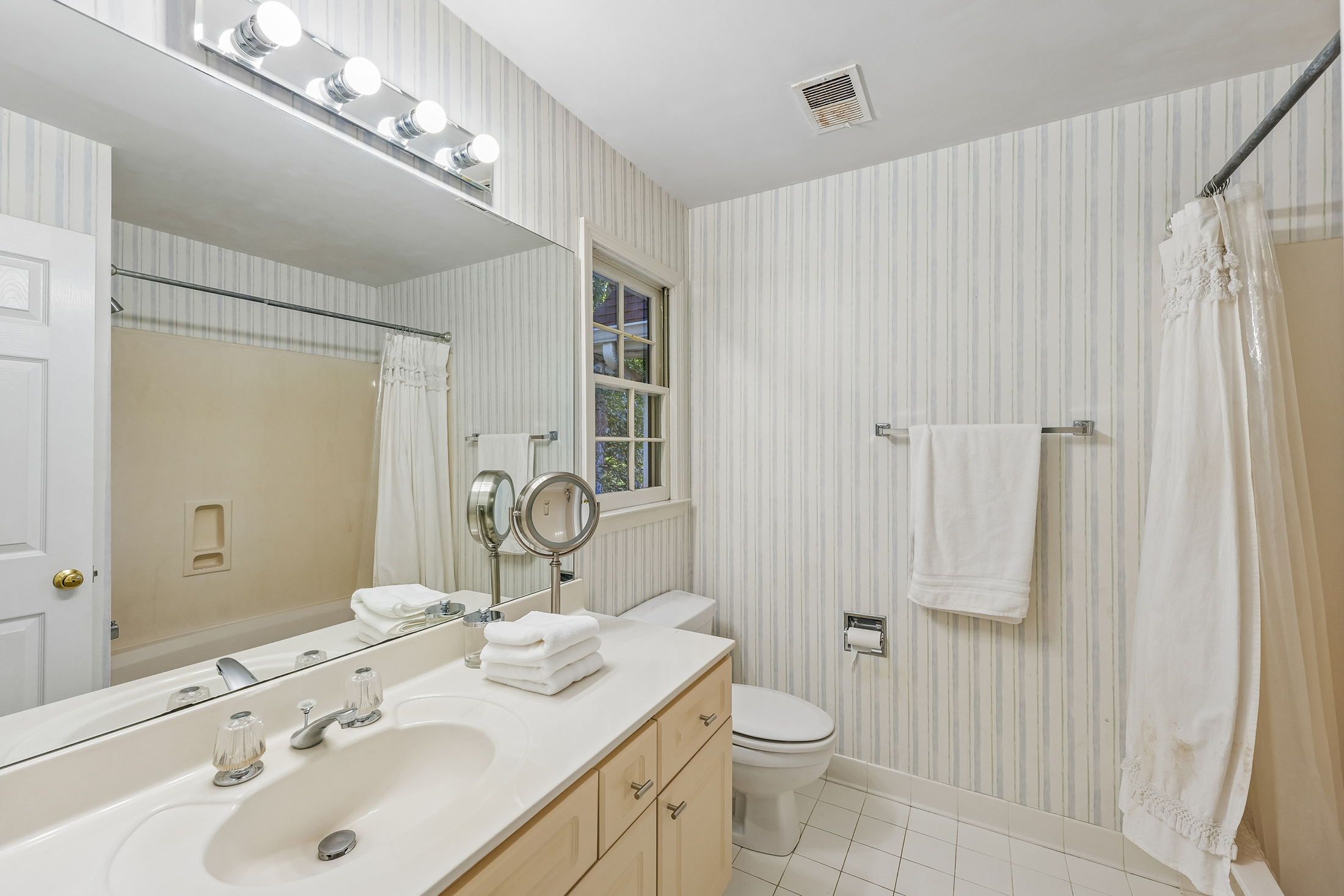  Beautiful, Renovated Daylight Basement Home on Exceptional Lot - 物件實景