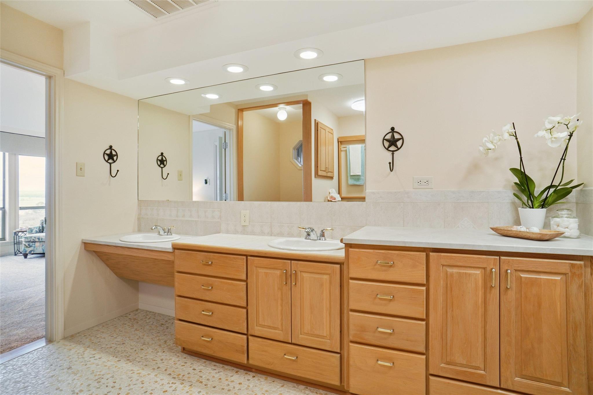 Horseshoe Bay, Texas, 78657, United States, 4 Bedrooms Bedrooms, ,4 BathroomsBathrooms,Residential,For Sale,1975051