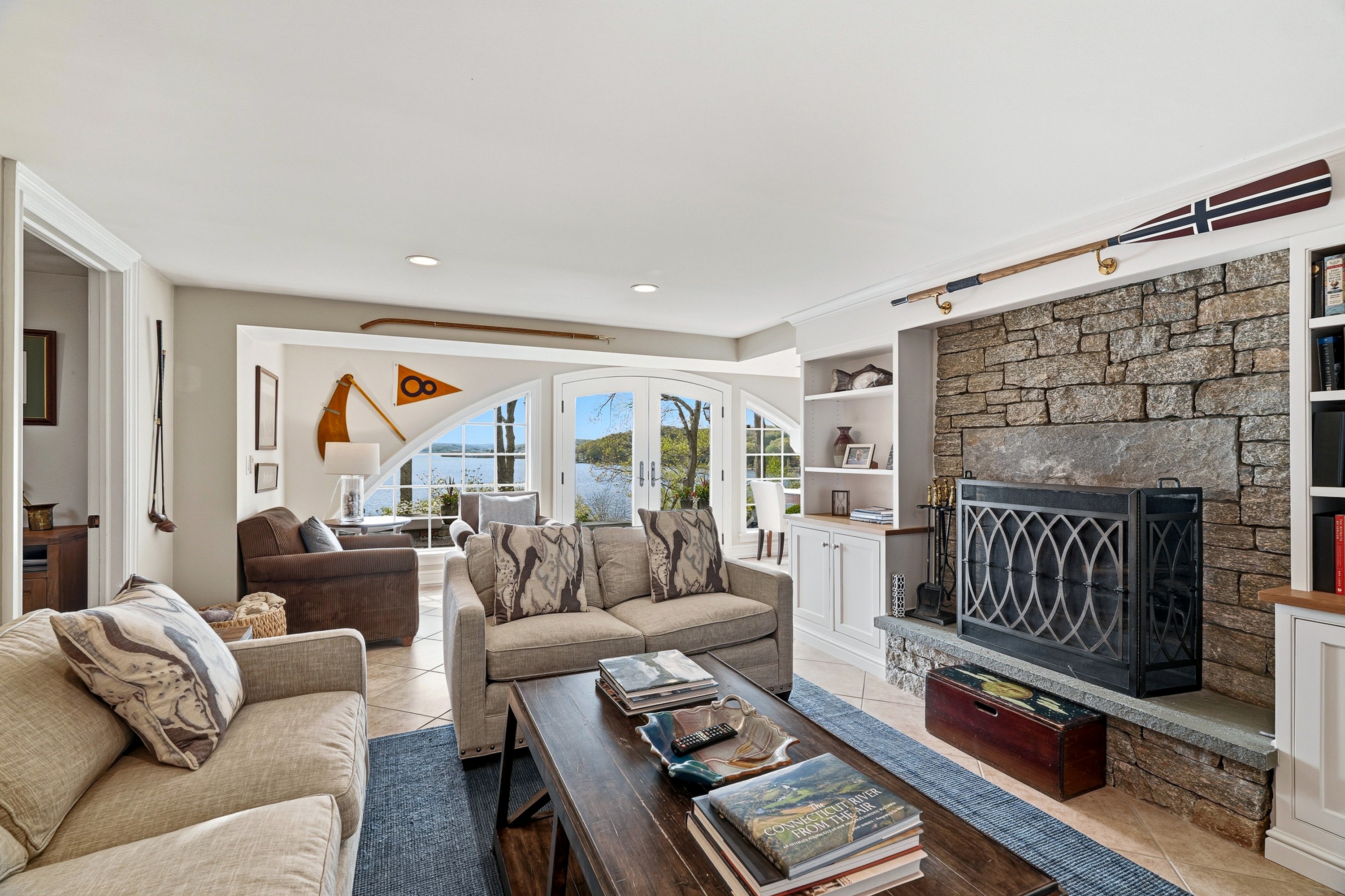  Extraordinary Waterfront Compound Offers Luxury Coastal Living - 物件實景