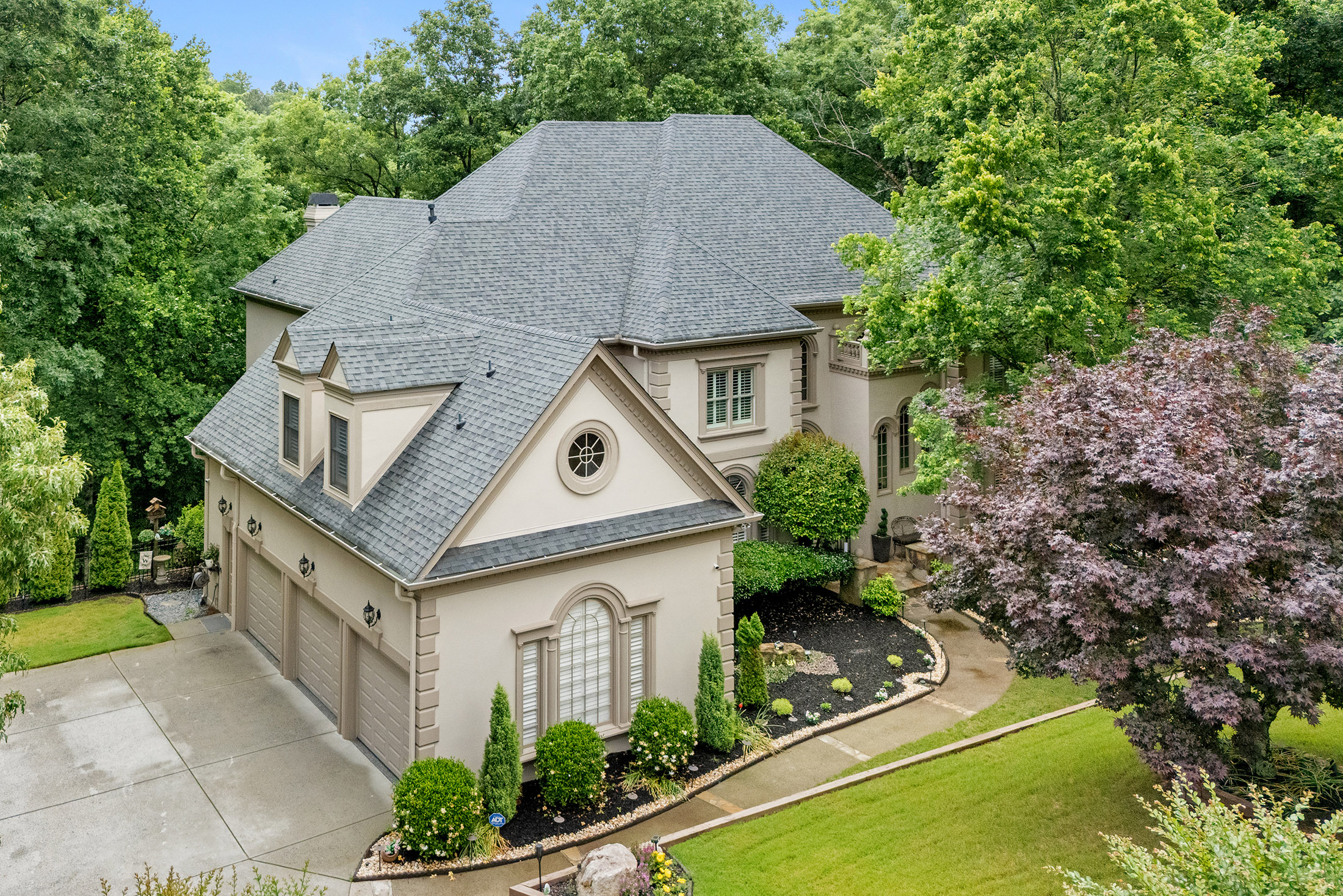  European-inspired Estate Tucked on Nearly Two Acres on Quiet Cul-de-sac - 物件實景