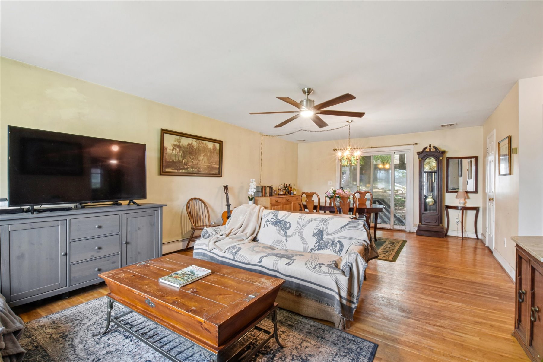  Opportunity Awaits to Reimagine Renovate and Make this Cape Cod Home Your Own - 物件實景