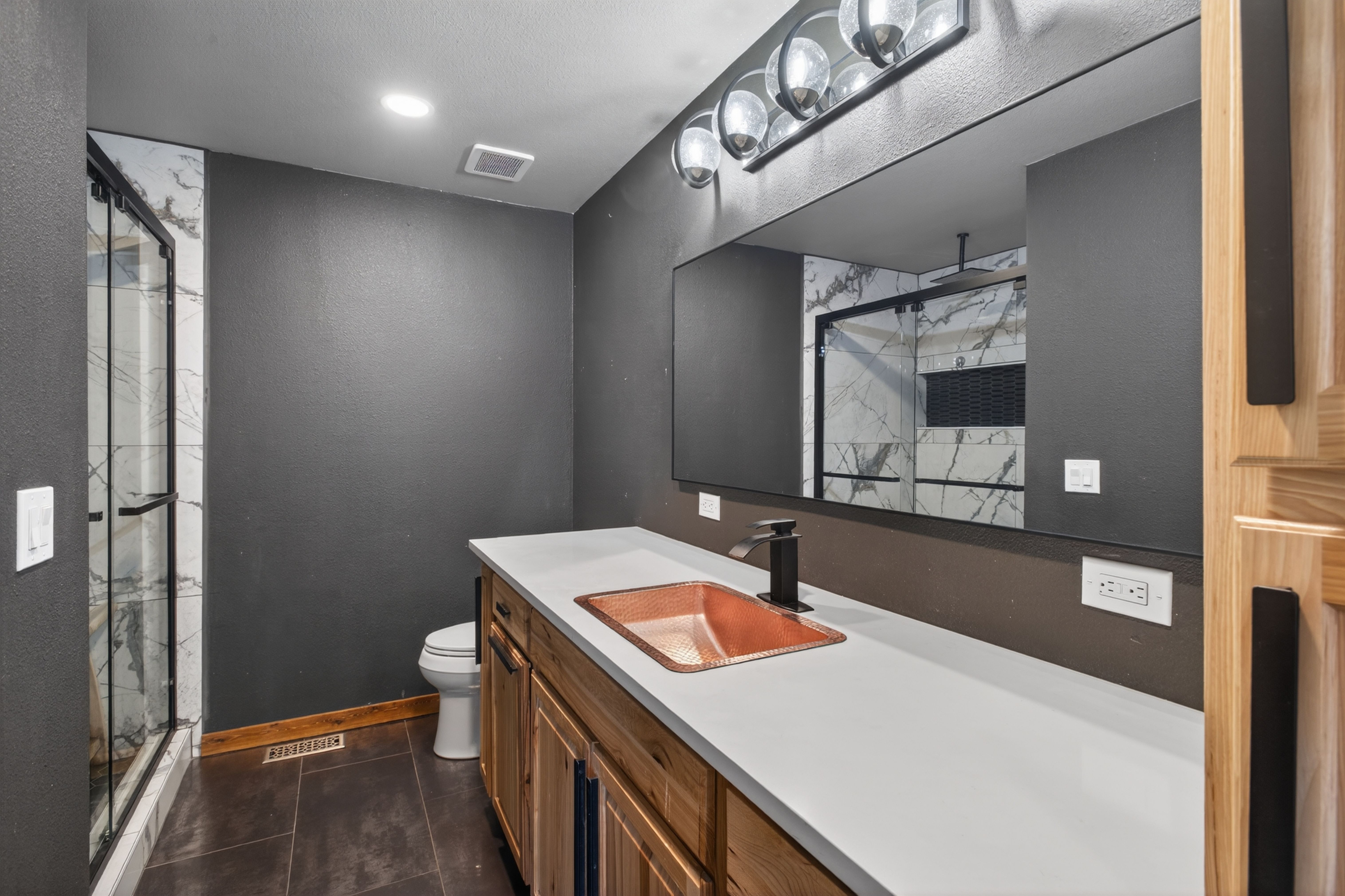 Situated on a Desirable Corner Lot in Hidden River - 物件實景