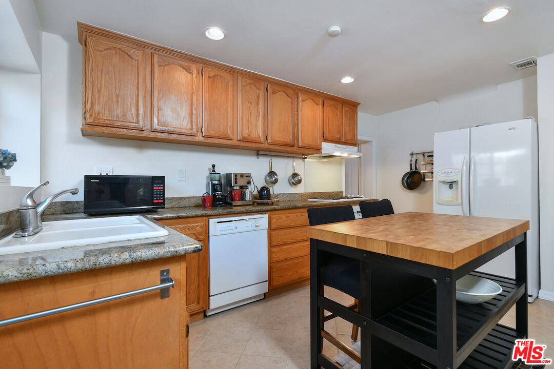 Los Angeles, California, 90077, United States, 3 Bedrooms Bedrooms, ,2 BathroomsBathrooms,Residential,For Sale,1901054