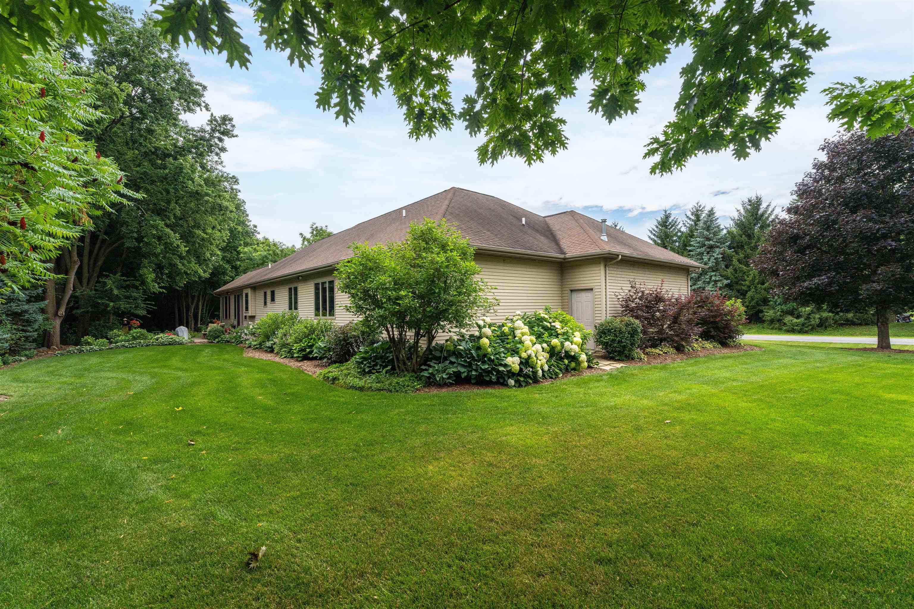 NEENAH, Wisconsin, 54956, United States, 3 Bedrooms Bedrooms, ,2 BathroomsBathrooms,Residential,For Sale,1913087