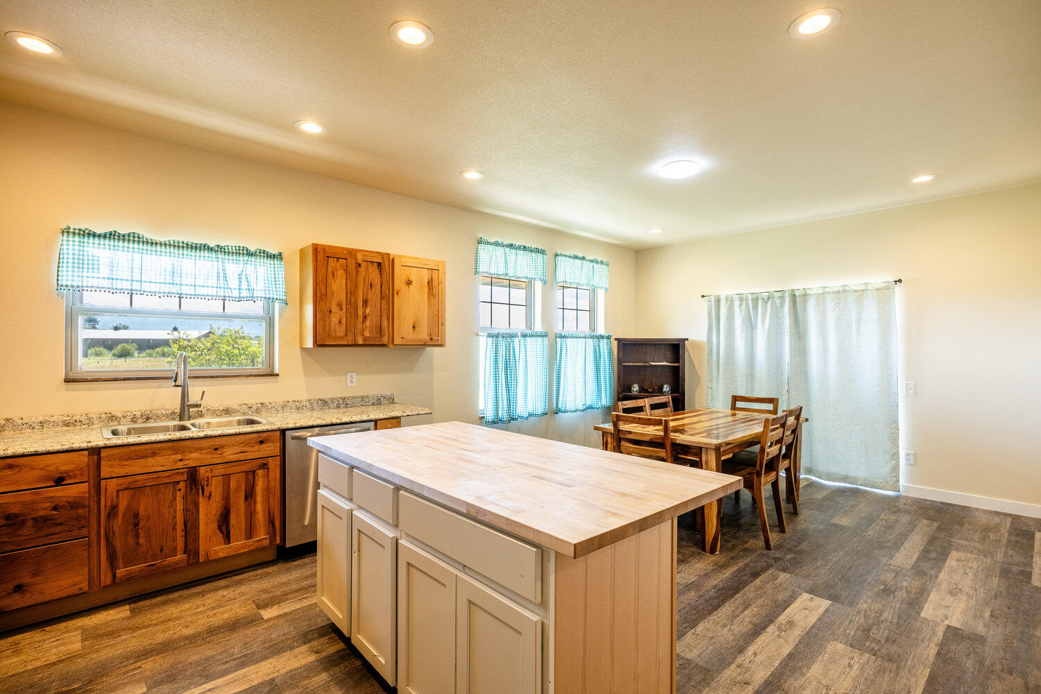 Sheridan, Wyoming, 82801, United States, 3 Bedrooms Bedrooms, ,2 BathroomsBathrooms,Residential,For Sale,1906088