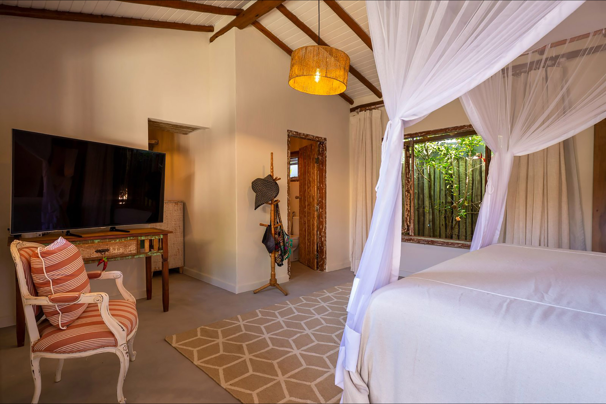 Refined residence with sophisticated interiors and native forest views - 物件實景