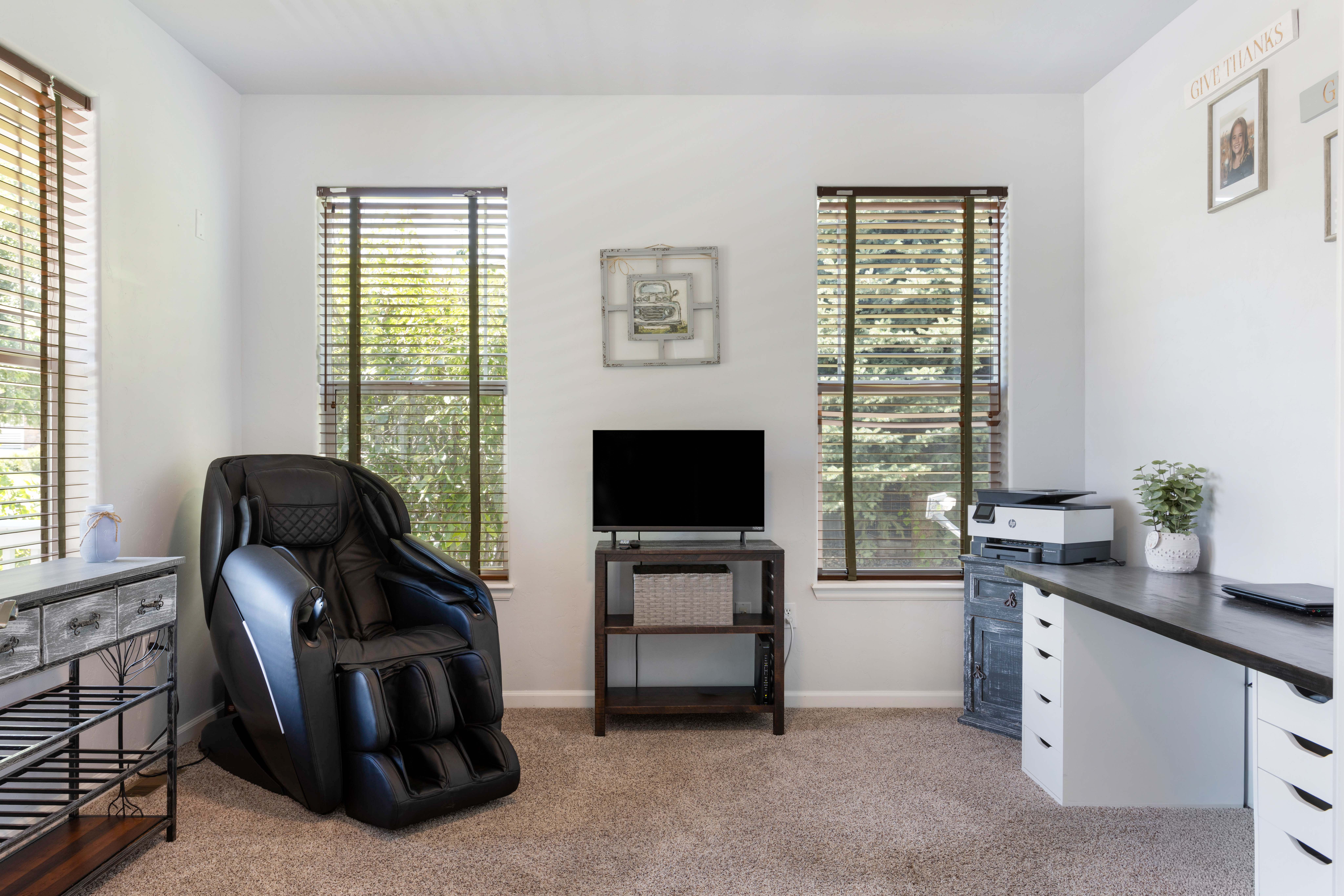  4 Bedroom Located by Dog Park and Trails - 物件實景