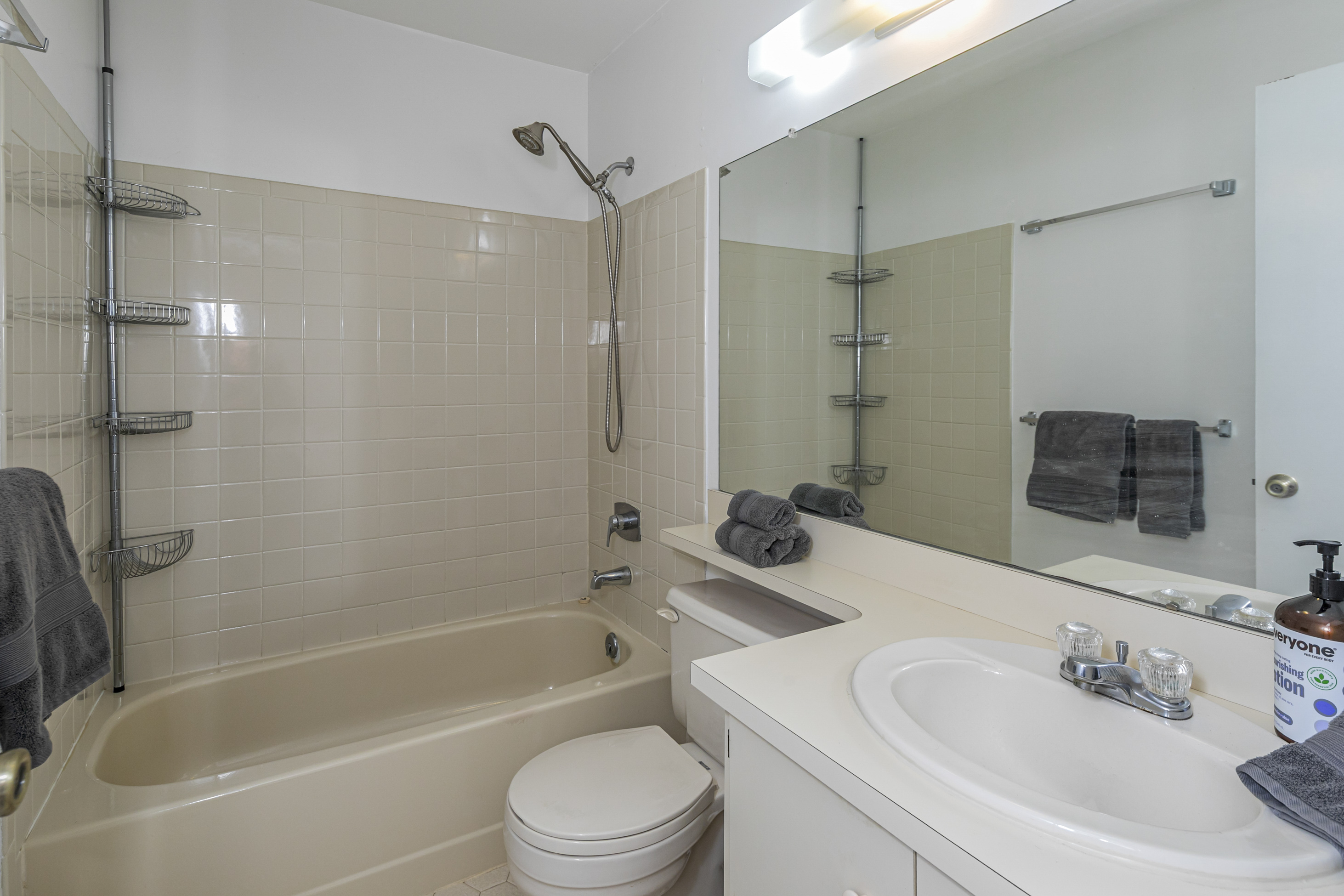  Roomy End-Unit Townhome Steps from Village Park - 物件實景