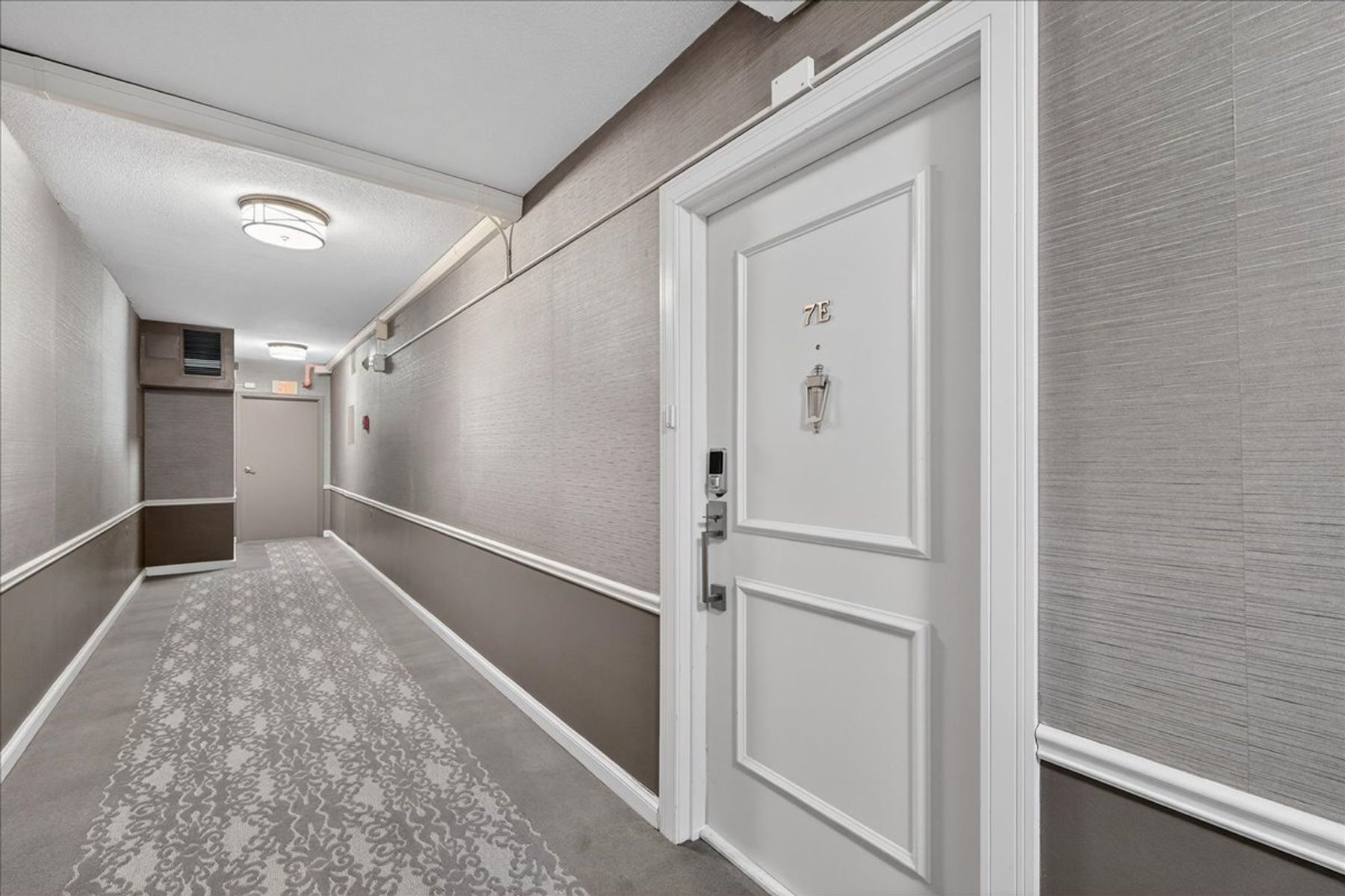  Enter a Light-Filled Corner Unit with Stunning Eastern and Southern Views - 物件實景