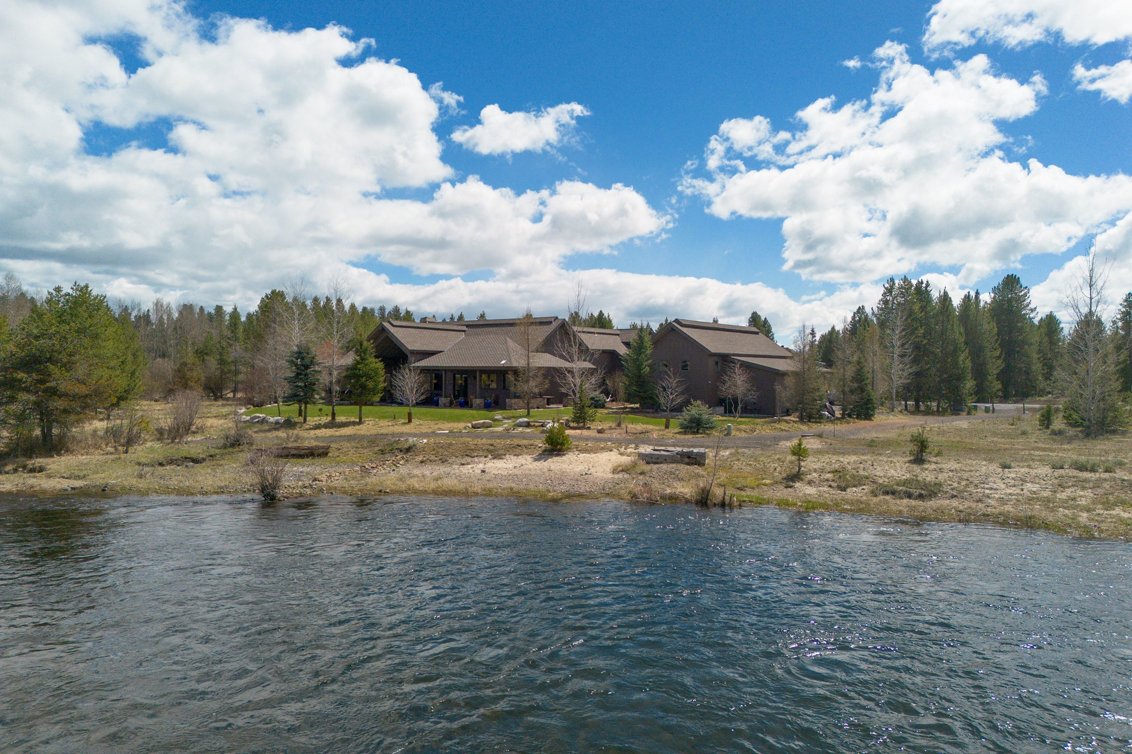  Stunning Home with Payette River Frontage on 2.66 Acres in McCall, Idaho - 物件實景