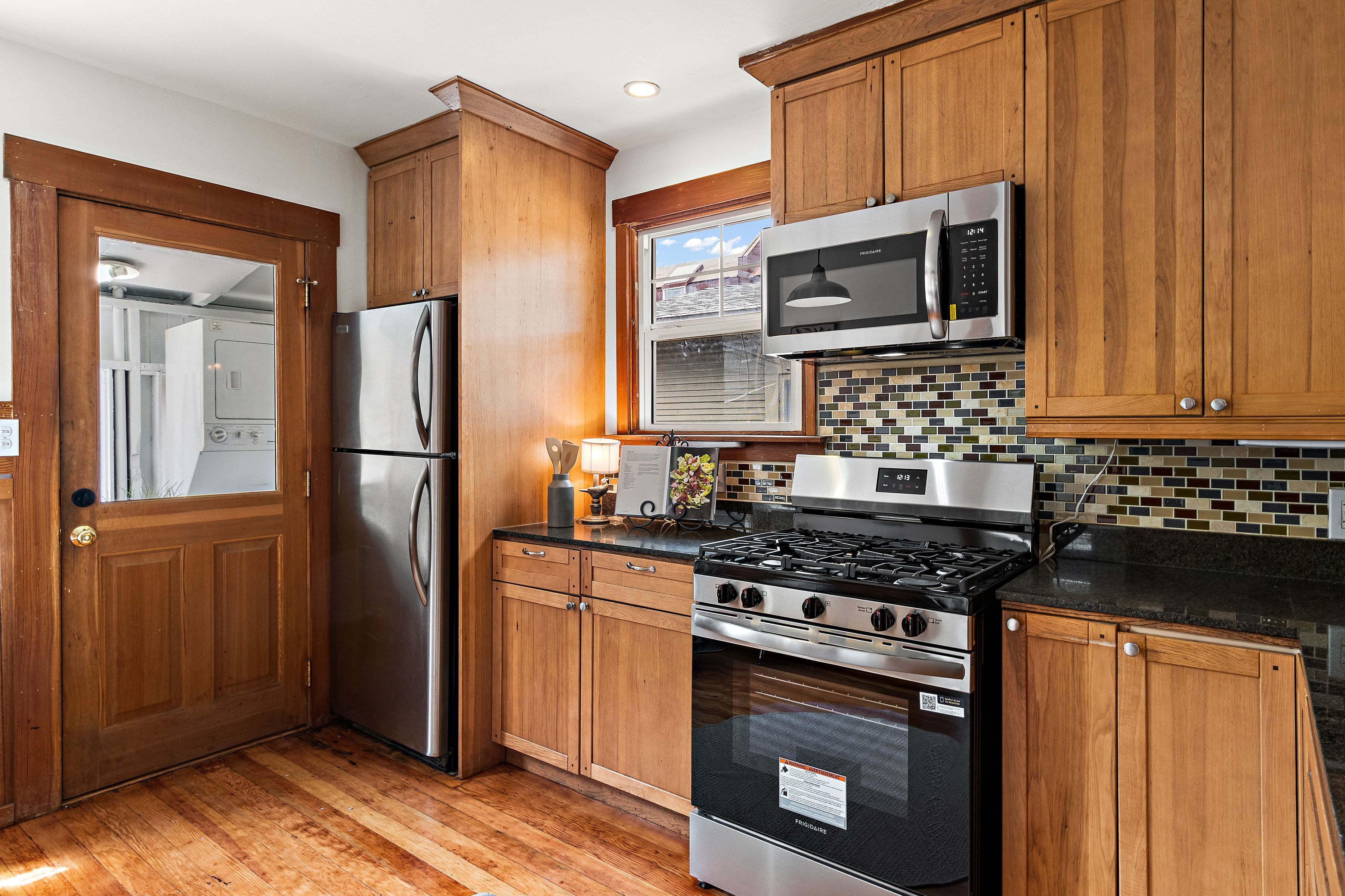 A Storybook North Oakland Cottage Offering Charm, Character, and Potential - 物件實景