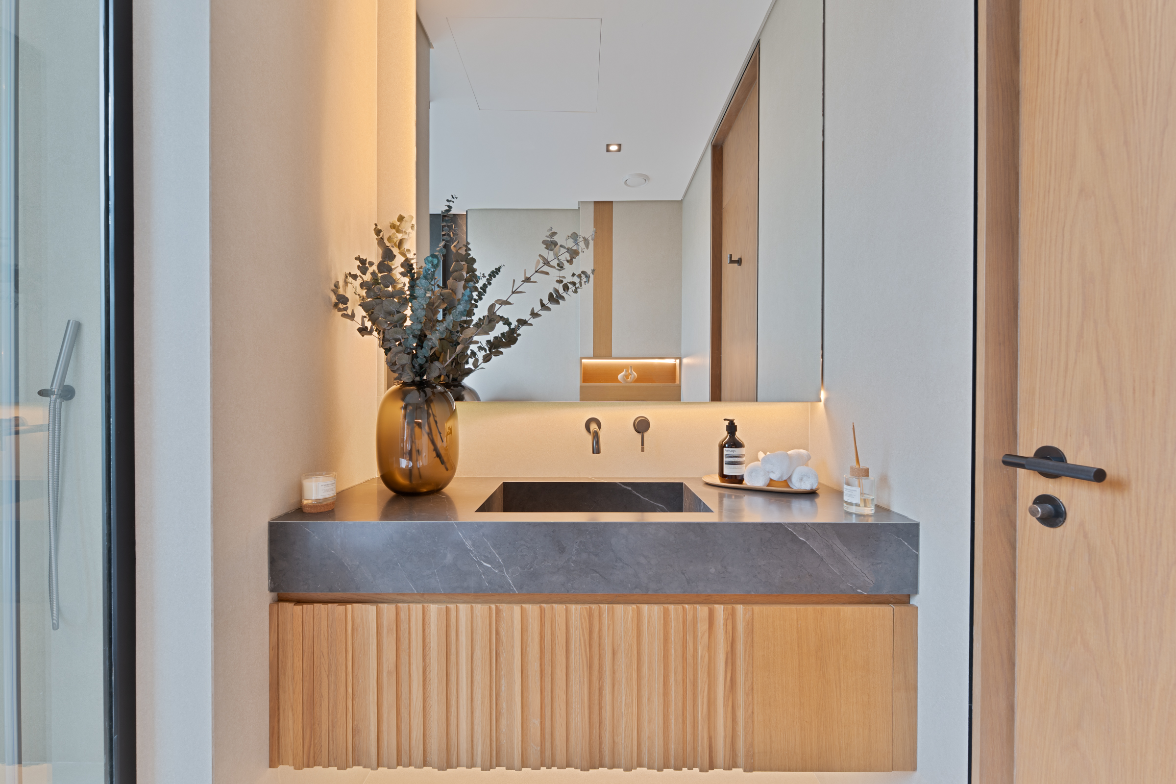  Refined Ready-to-Move Villa With Lake Views in JGE - 物件實景