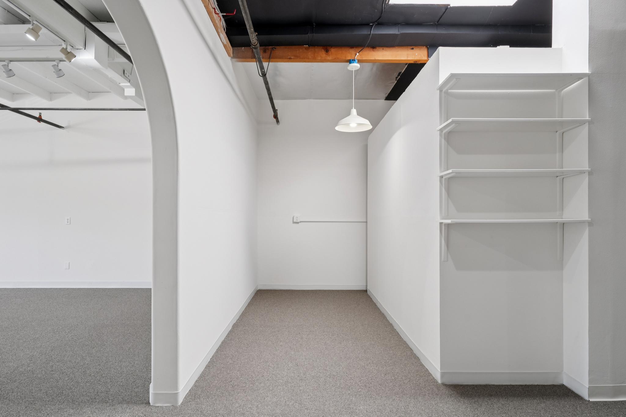  Creative Loft-Style Commercial Space with 15+ Foot Ceilings - 物件實景