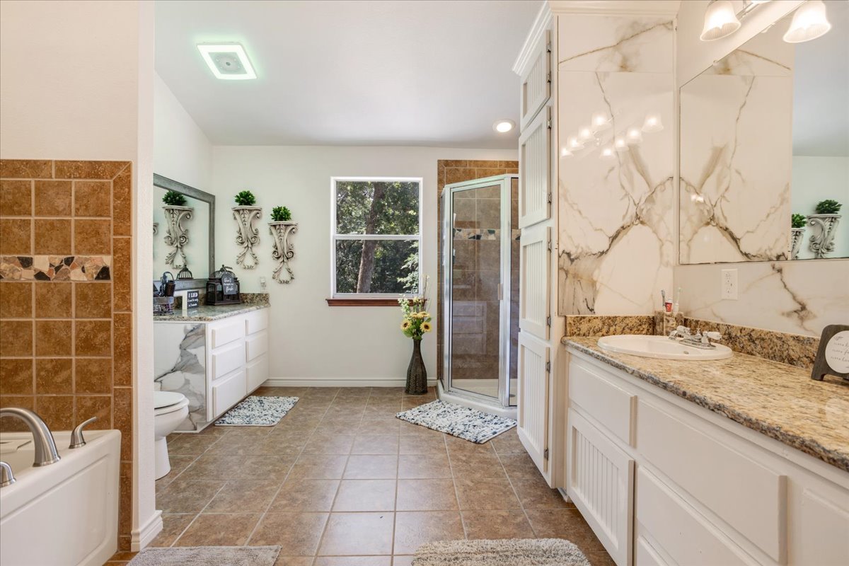 Bonham, Texas, 75418, United States, 6 Bedrooms Bedrooms, ,3 BathroomsBathrooms,Residential,For Sale,1983606