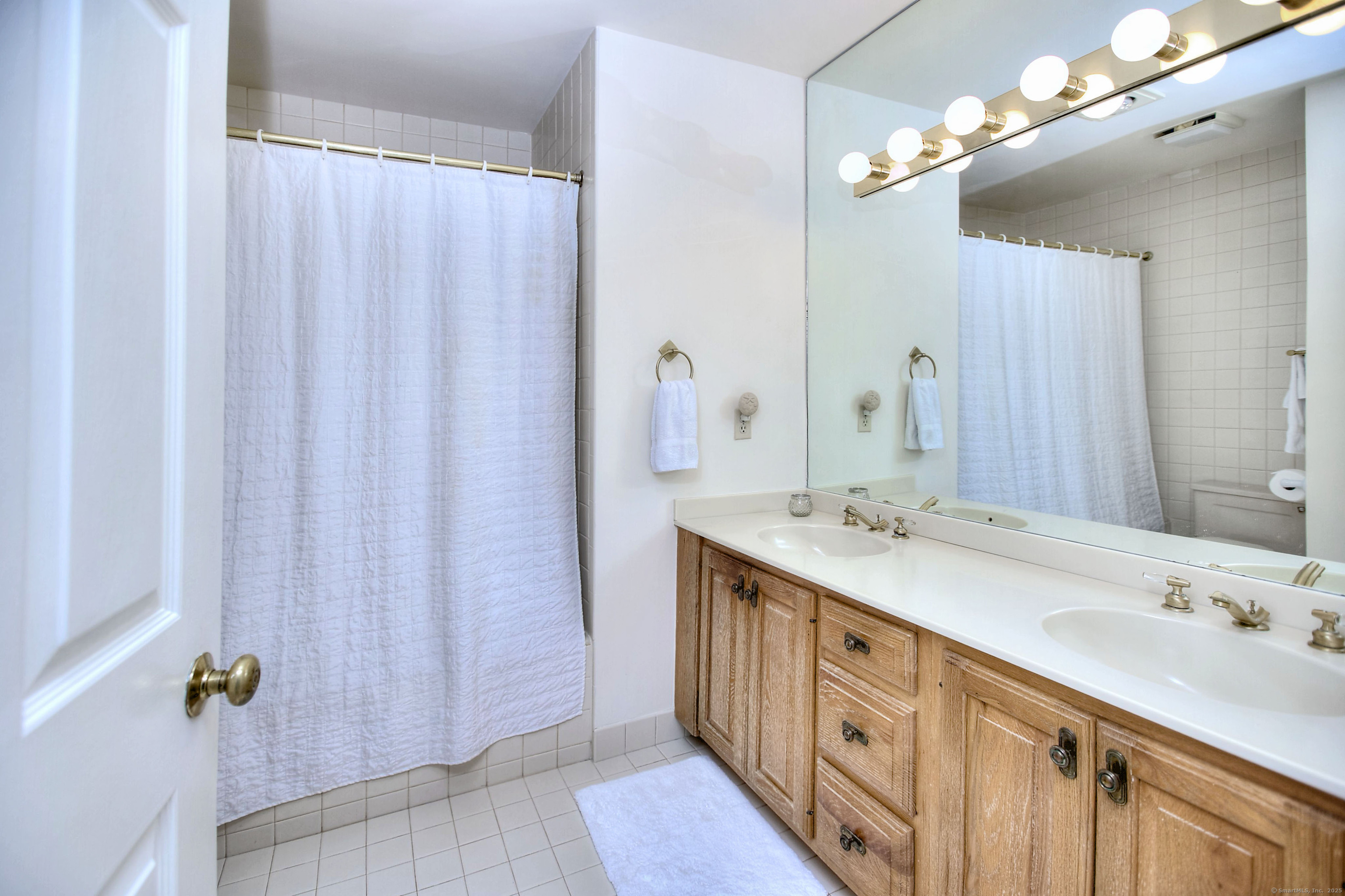 Westport, Connecticut, 06880, United States, 2 Bedrooms Bedrooms, ,3 BathroomsBathrooms,Residential,For Sale,1988257