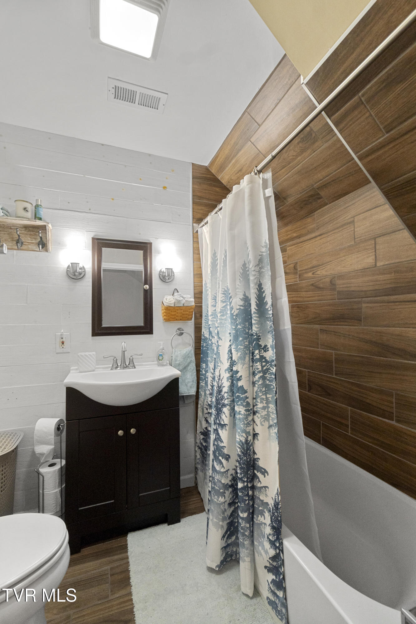 Greeneville, Tennessee, 37745, United States, 3 Bedrooms Bedrooms, ,3 BathroomsBathrooms,Residential,For Sale,2039547