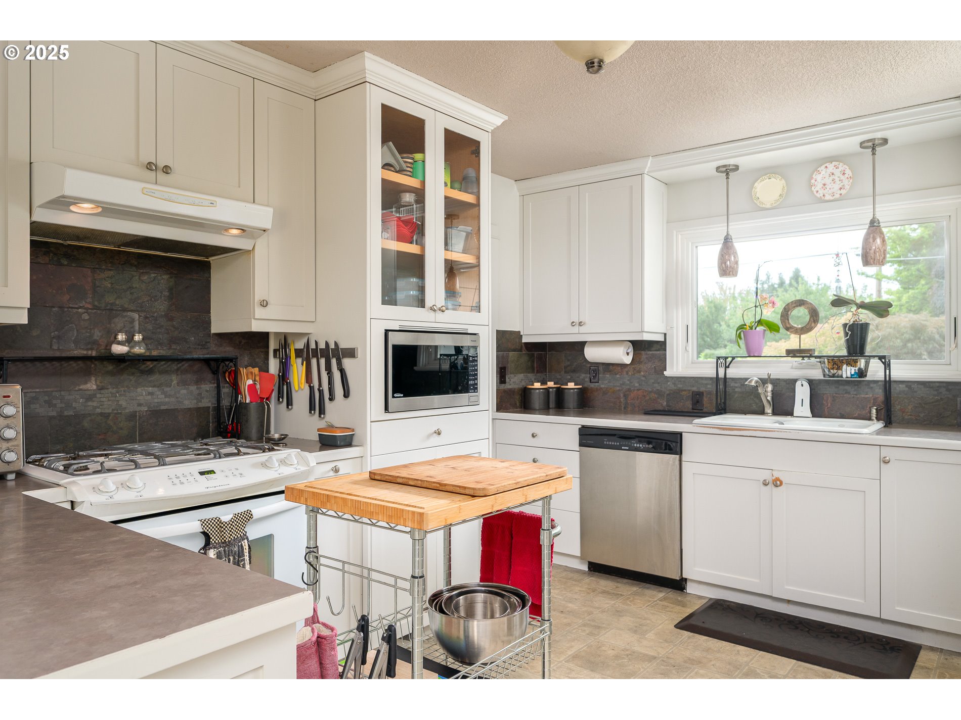 Milwaukie, Oregon, 97267, United States, 3 Bedrooms Bedrooms, ,2 BathroomsBathrooms,Residential,For Sale,1911420