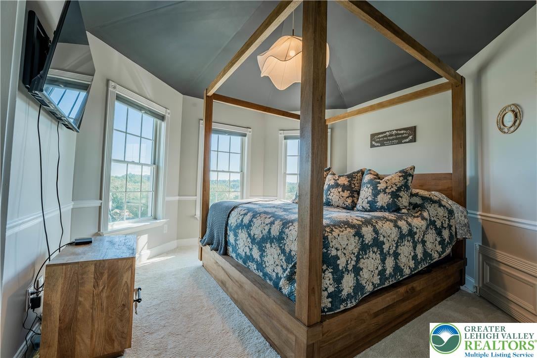 Bushkill Twp, Pennsylvania, 18064, United States, 14 Bedrooms Bedrooms, ,9 BathroomsBathrooms,Residential,For Sale,1903016